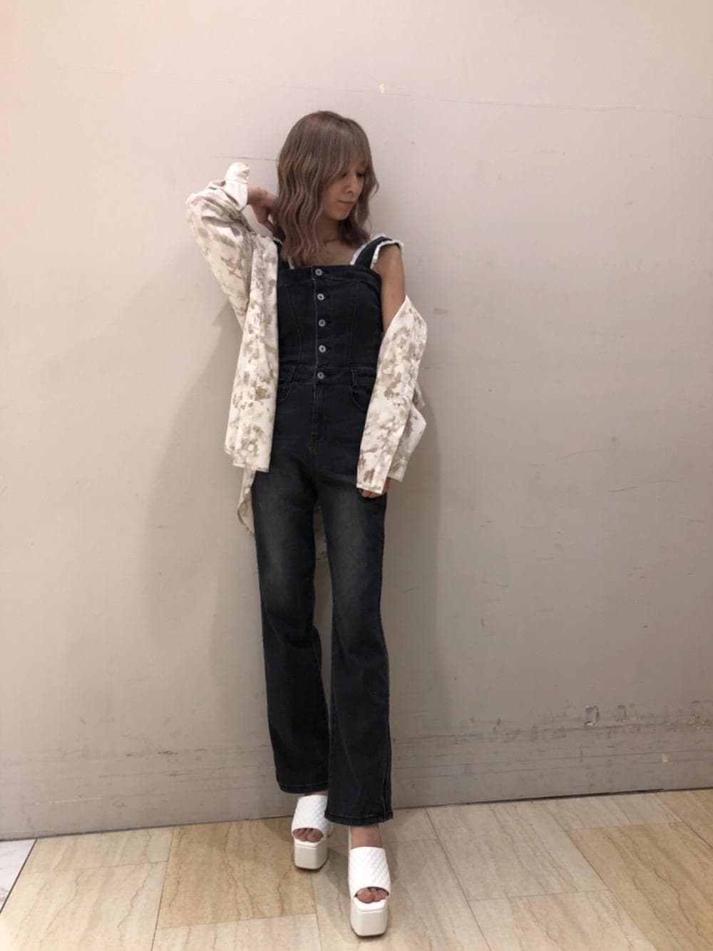 「サロペット、オールインワン、タイダイ柄、バックリボン、シアーシャツ、カジュアルコーデ、厚底サンダル、マーブル柄、楽ちんコーデ、でにむ」｜「SPIRALGIRLのキルティングサンダル（サンダル、ホワイト系）」を使った、risaさん（レディース・161cm）の春コーディネートの1枚目の写真