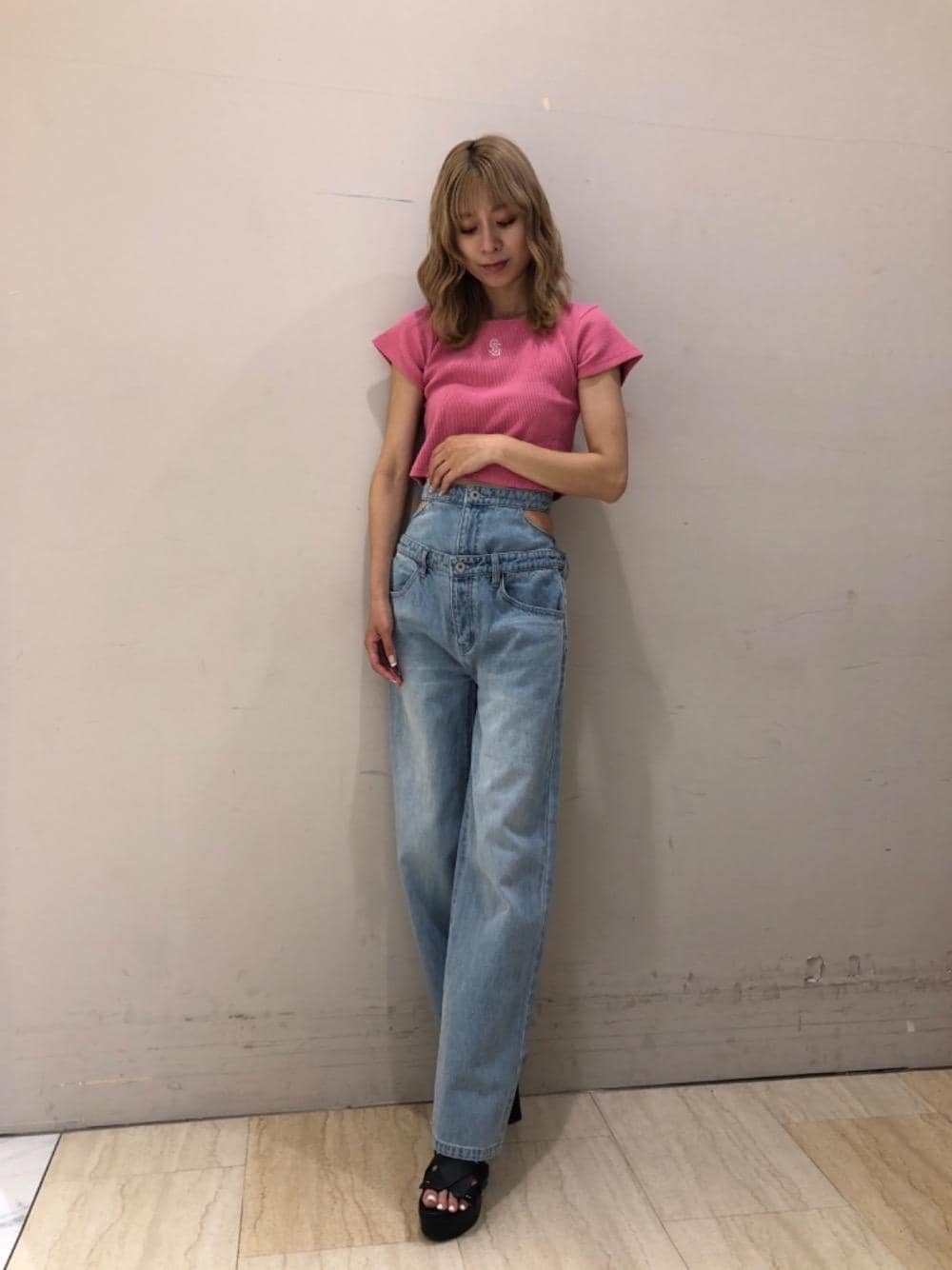 「ダメージデニム、カジュアルコーデ、ハイウエストボトム、ミニ丈、デザインボトム、でにむ、夏コーデ、ピンク👾、Tee、ちびtee」｜「SPIRALGIRLのデザインステッチストラップサンダル（サンダル、ブラック系）」を使った、risaさん（レディース・161cm）の夏コーディネートの1枚目の写真
