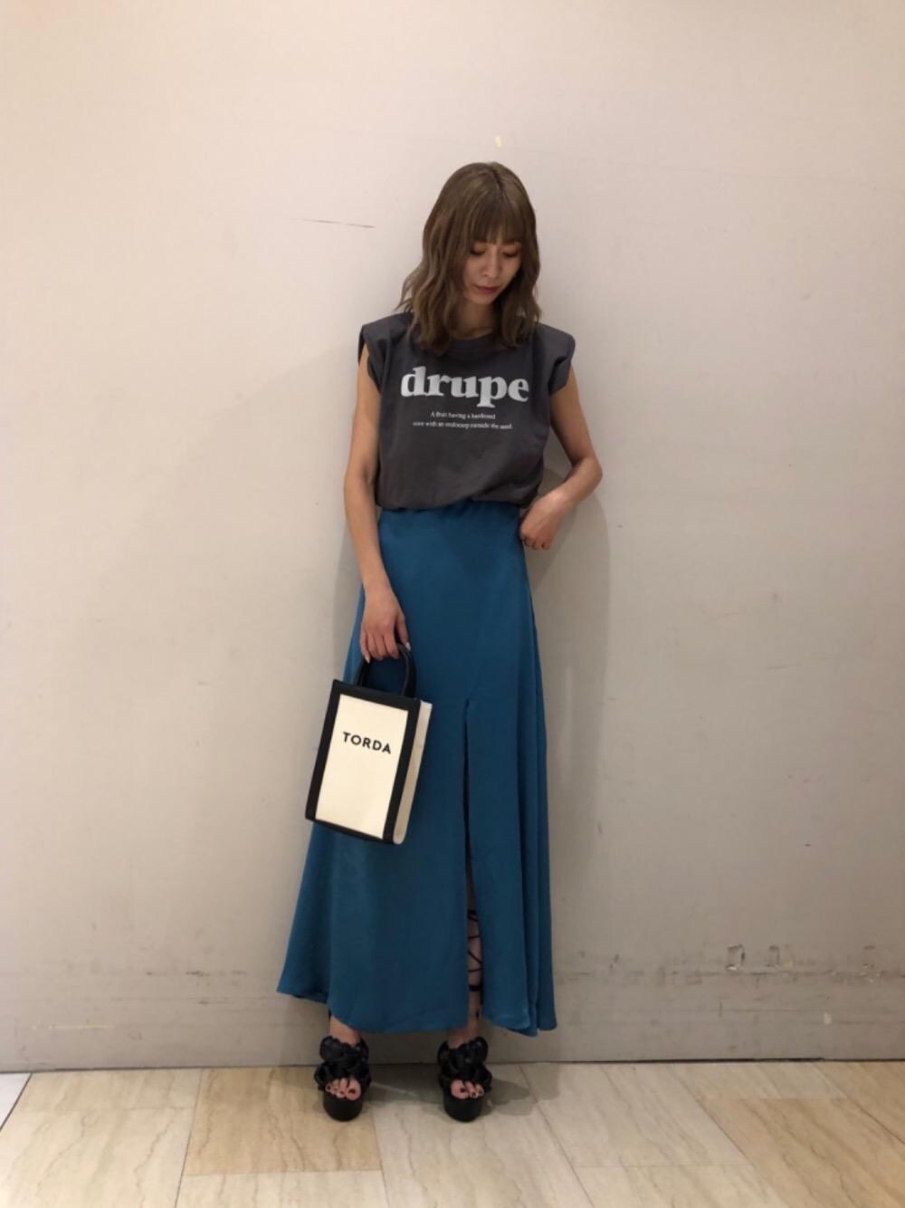 「マキシワンピ、ロングスカート、リゾートコーデ、サテン、レイヤードスタイル、ぶるー、ロゴtee、夏コーデ、のーすりーぶ、Tee」｜「SPIRALGIRLのキャンパスロゴバッグ（トートバッグ、ブラック系）」を使った、risaさん（レディース・161cm）の夏コーディネートの1枚目の写真