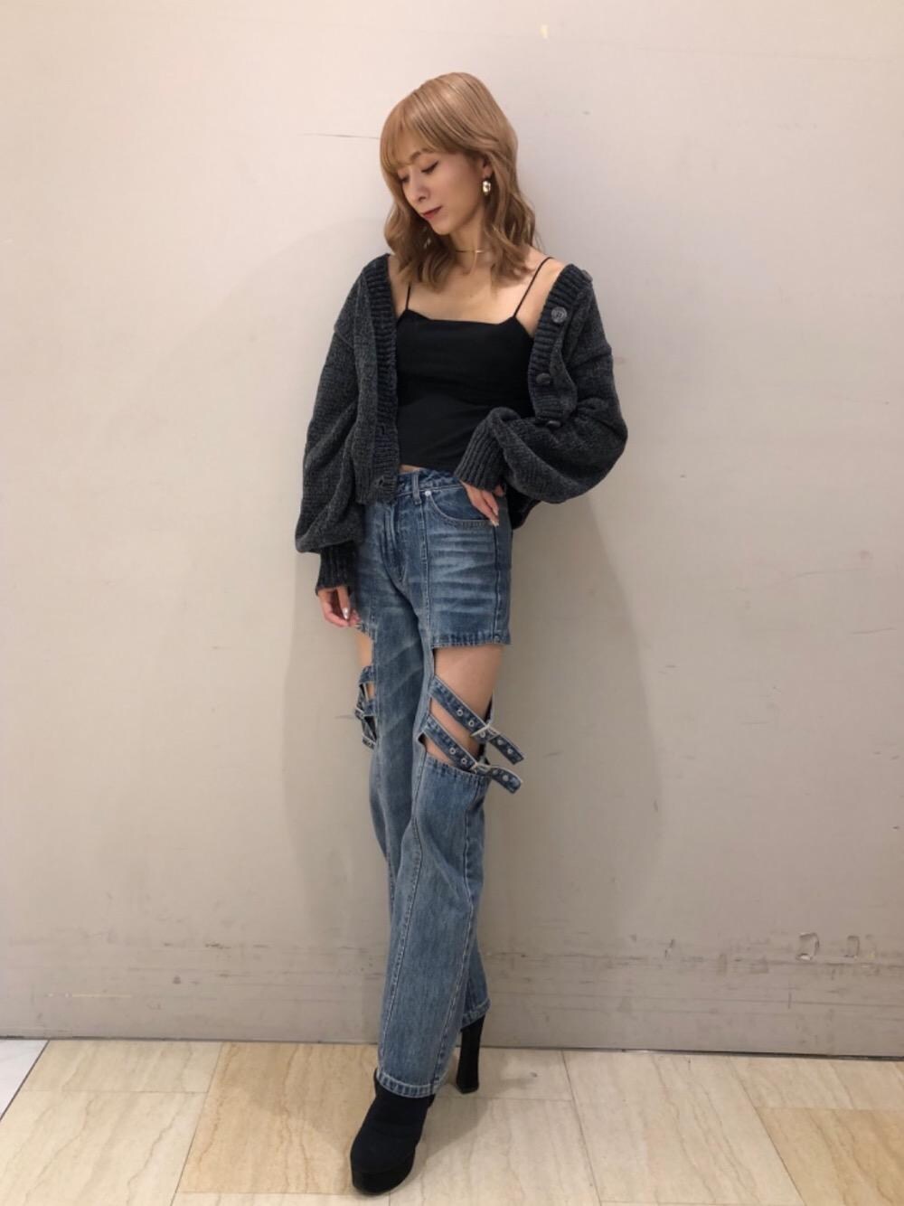 「ニットカーデ、デザインデニム、モールニット、ソックスブーツ、ぐれー、でにむ、ニット 、秋こーで、２Way、かジュアル」｜「SPIRALGIRLのサイドオープンベルトデニム（デニムパンツ、ブルー系）」を使った、risaさん（レディース・161cm）の秋コーディネートの1枚目の写真