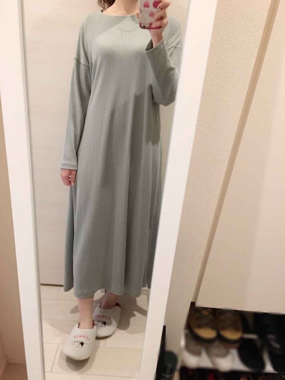 「おうちファッション、部屋着、部屋撮り、おしゃれさんと繋がりたい、ロングワンピース、ミントグリーン、ラクチンコーデ、グリーン」｜「LOWRYS FARMのマルチＷＡＹリブワンピース　870290（ワンピース、グリーン系）」を使った、ERika さん（レディース・167cm）の春コーディネートの1枚目の写真
