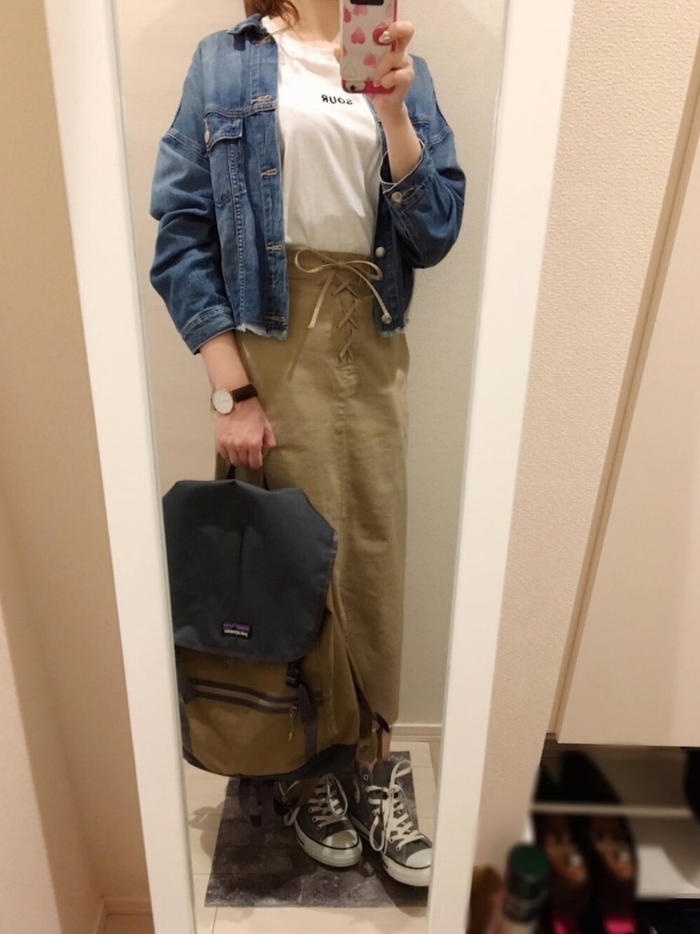 「patagonia、デニムジャケット、春コーデ、ハイカットスニーカー、コンバース、ロングスカート、おしゃれさんと繋がりたい、カジュアル、リュック、休日スタイル」｜「LOWRYS FARMのチビロゴＴＥＥ　837987（Tシャツ/カットソー、ホワイト系）」を使った、ERika さん（レディース・167cm）の春コーディネートの1枚目の写真