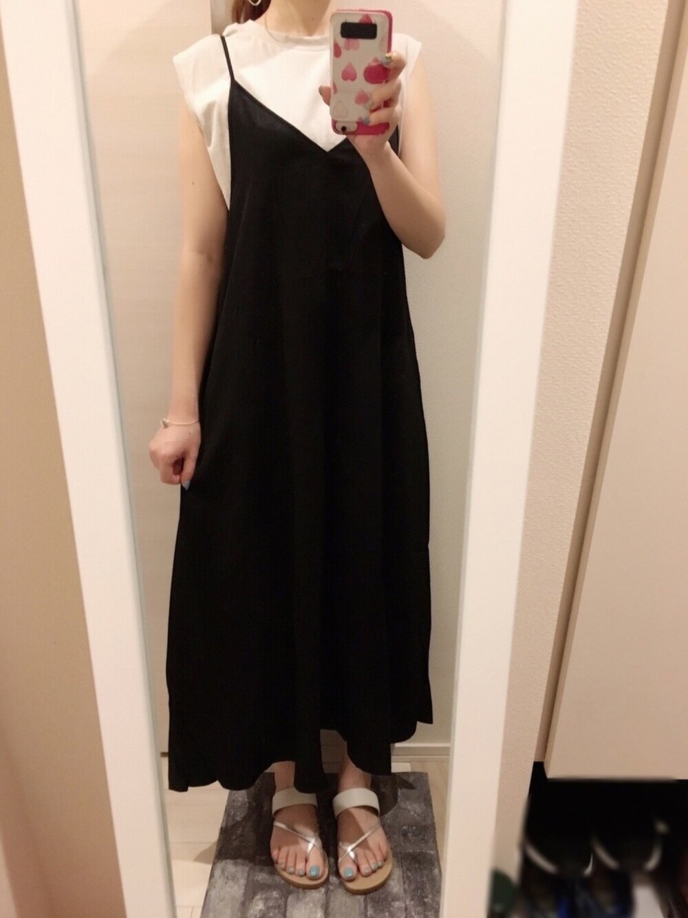 「キャミワンピ、ロングワンピース、モノトーンコーデ、おしゃれさんと繋がりたい、大人カジュアル、シンプルコーデ、シンプル、RANDA、サンダル」｜「Aunt Marie'sのAUNT MARIE'S サテンロングキャミワンピース（ワンピース、ブラック系）」を使った、ERika さん（レディース・167cm）の夏コーディネートの1枚目の写真