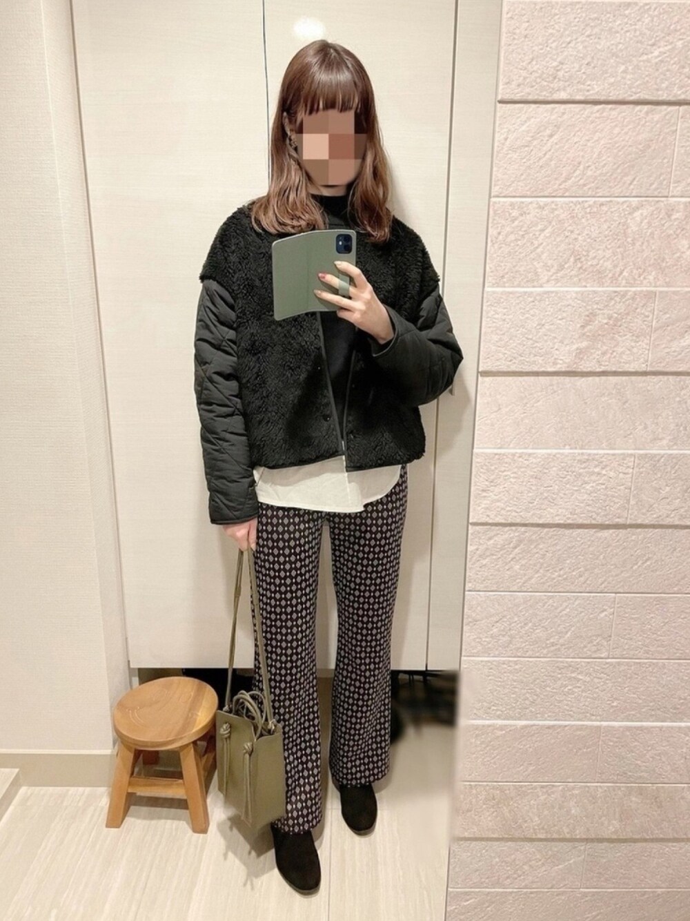 ブラック系のブルゾン、ブラック系のニット/セーター、ホワイト系のTシャツ/カットソーを着用したレディースの冬コーディネートの1枚目の写真