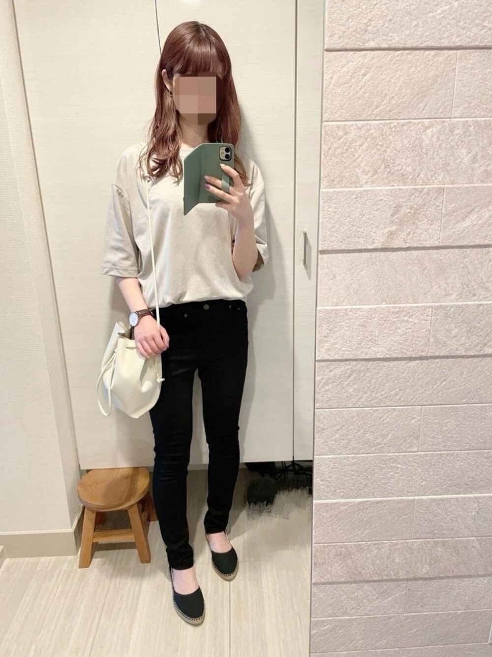 ホワイト系のショルダーバッグ、グレー系のTシャツ/カットソー、ブラック系のシューズを着用したレディースの夏コーディネートの1枚目の写真