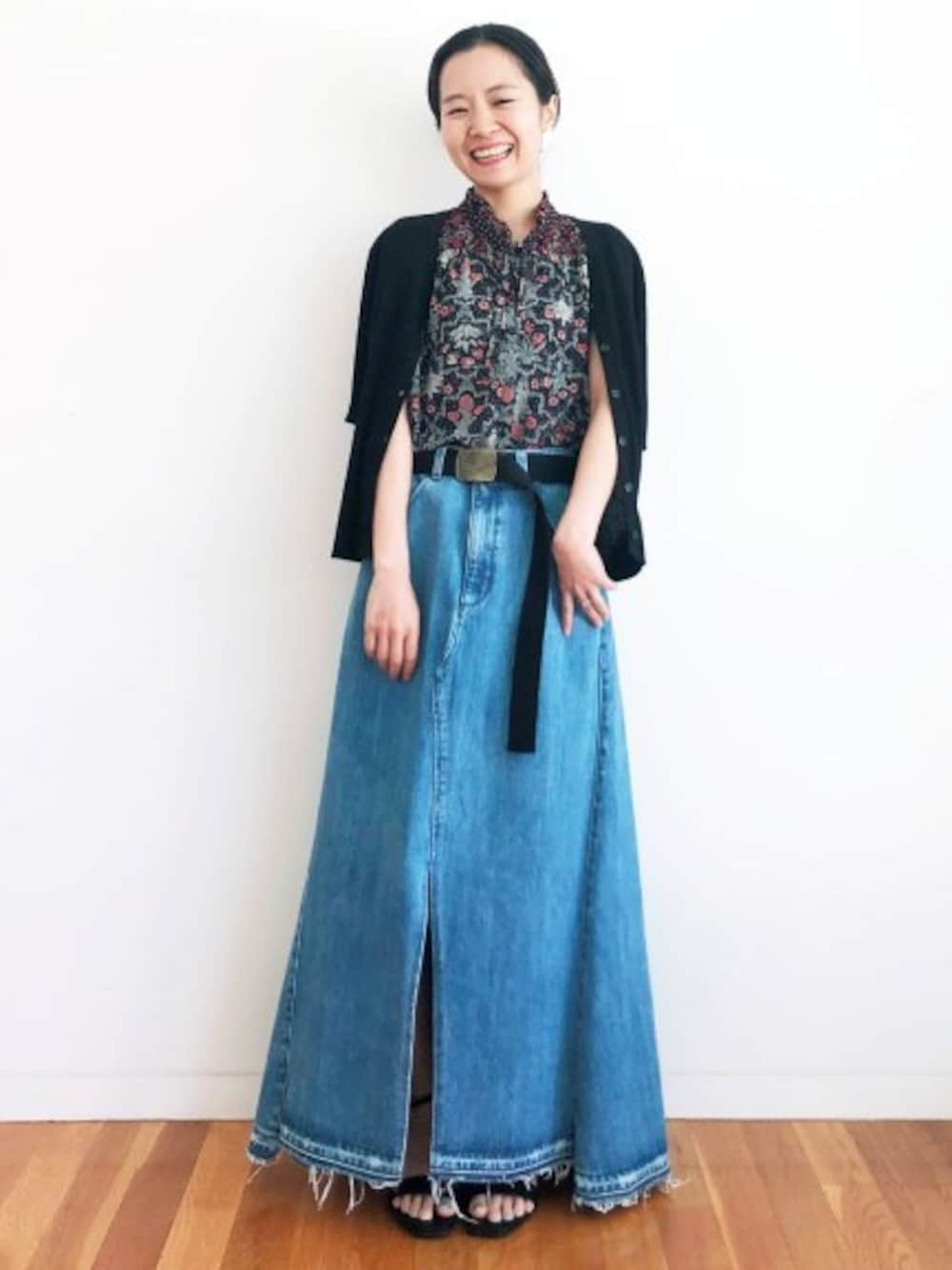 ブラック系のシャツ/ブラウス、ブルー系のデニムスカート、ブラック系のサンダルを着用したレディースの春コーディネートの1枚目の写真