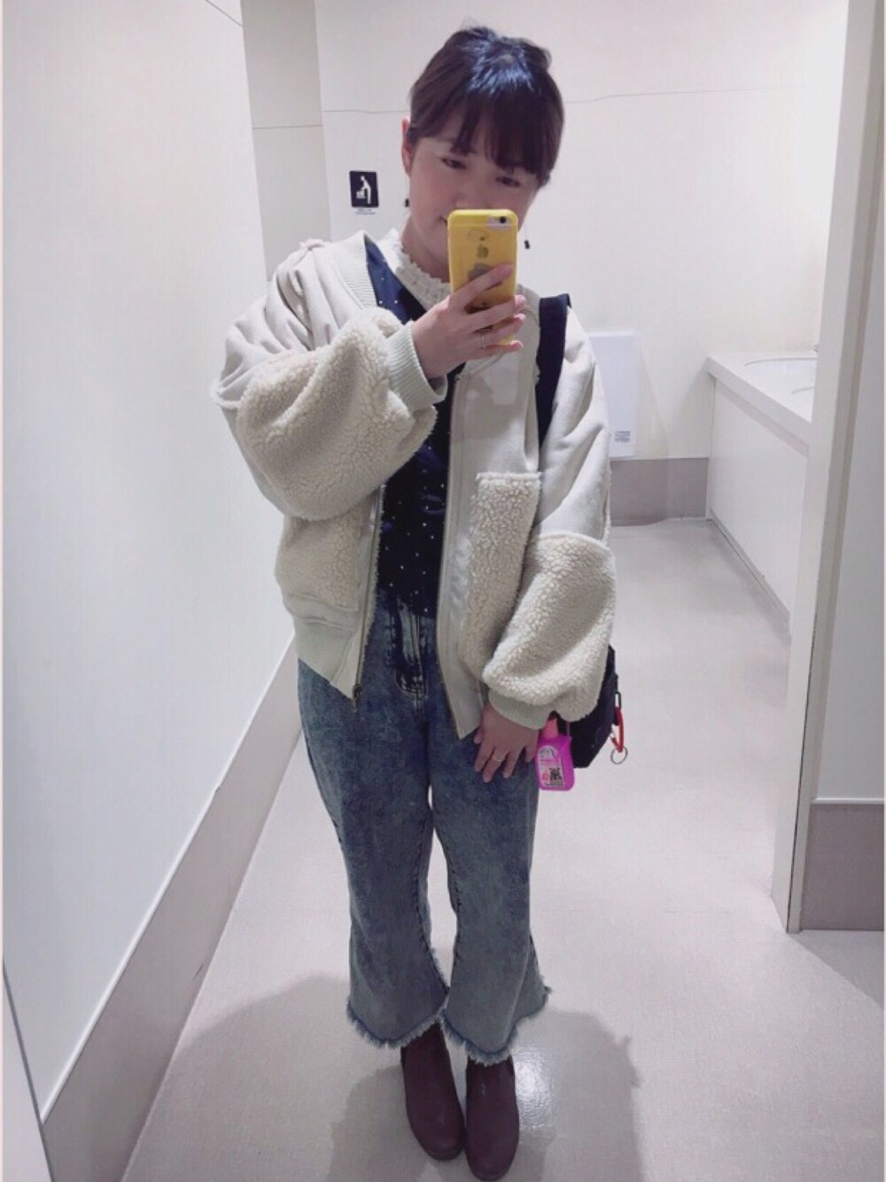 ベージュ系のブルゾン、ブラック系のシャツ/ブラウス、ホワイト系のTシャツ/カットソーを着用したレディースの冬コーディネートの1枚目の写真