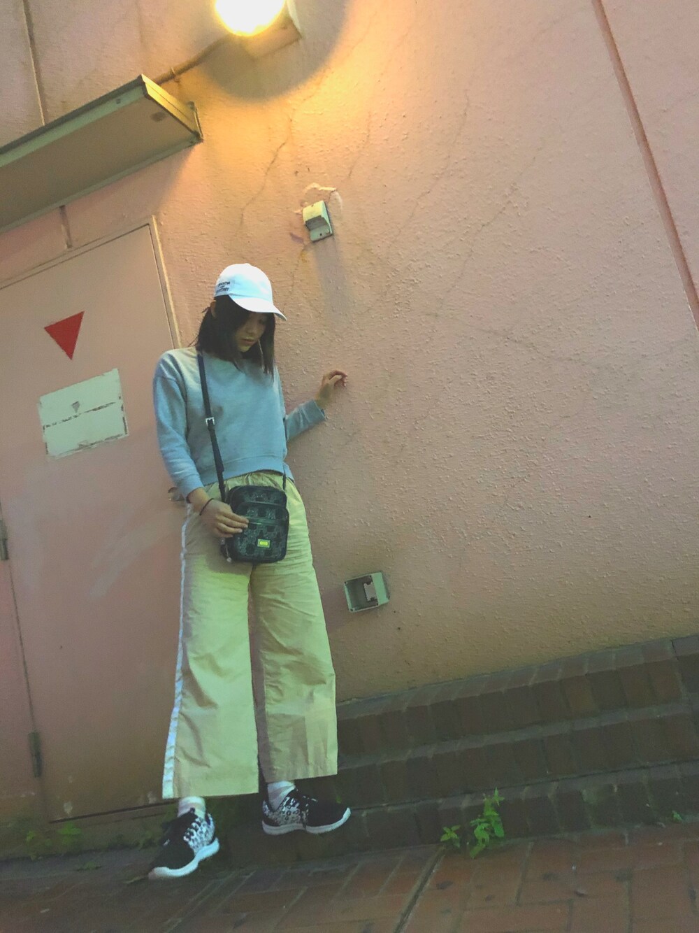 「大人カジュアル、カジュアルコーデ、シンプルコーデ、靴ハズし、もっとお洒落になりたい」｜「THRASHERのTHRASHER / MAG LOGO SKATE AND DESTROY ツイルローキャップ（キャップ、ホワイト系）」を使った、ゆいさん（レディース・166cm）の秋コーディネートの1枚目の写真