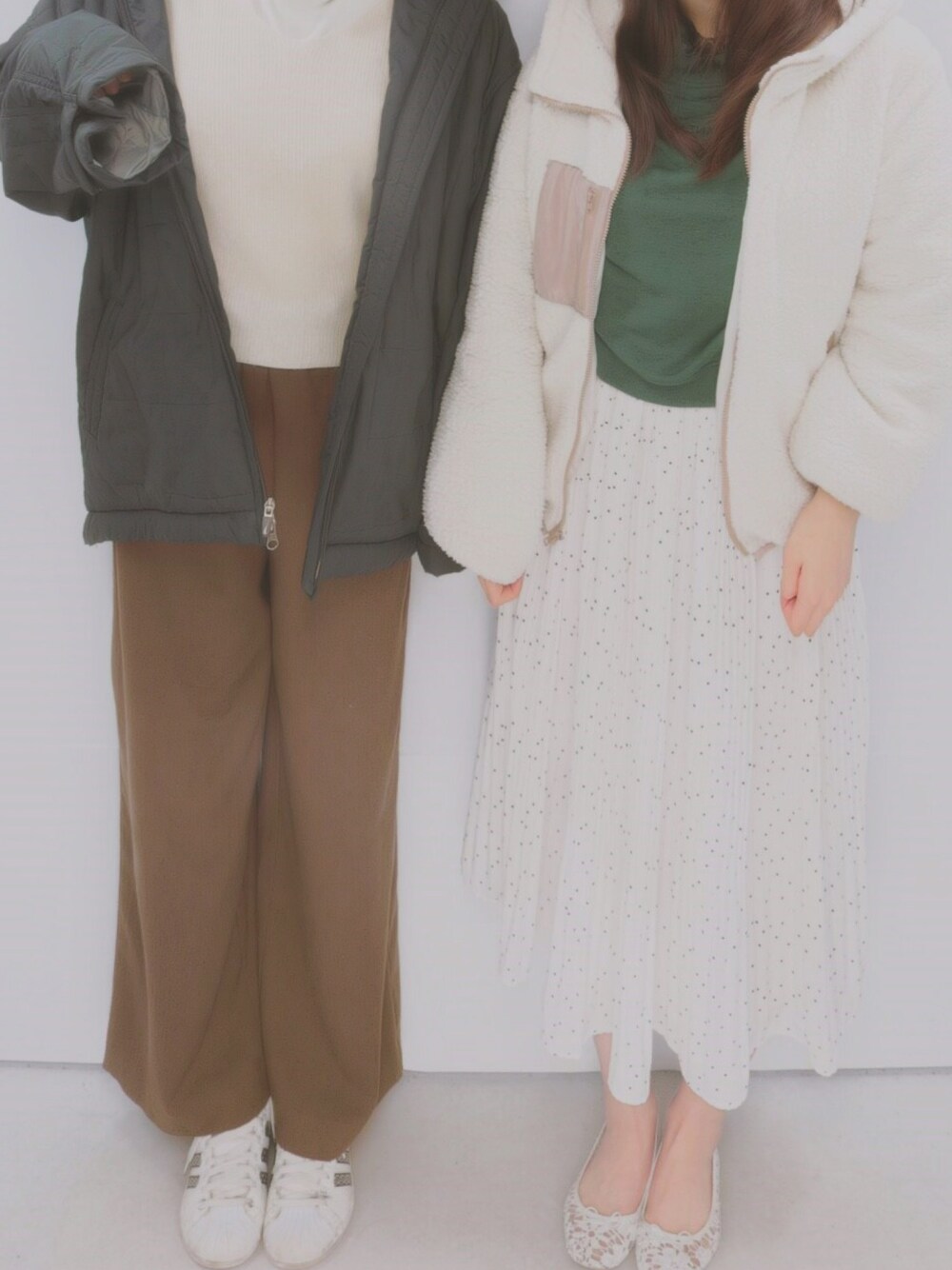 「春コーデ、大人カジュアル、休日スタイル、ootd、ベージュ、オトナ女子、今日のコーデ、ブラックコーデ、ユニクロ、シンプルコーデ」｜「adidasのadidas アディダス SUPER STAR 80S スーパースター80S G61070 WHT/BLK/CHALK2（スニーカー、ホワイト系）」を使った、ゆいさん（レディース・166cm）の春コーディネートの1枚目の写真