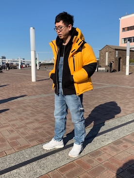 「TOMMY HILFIGER（トミーヒルフィガー）のアイテム（サロペット/オーバーオール）」を使った、ビクターさん（メンズ・175cm）の冬コーディネート
