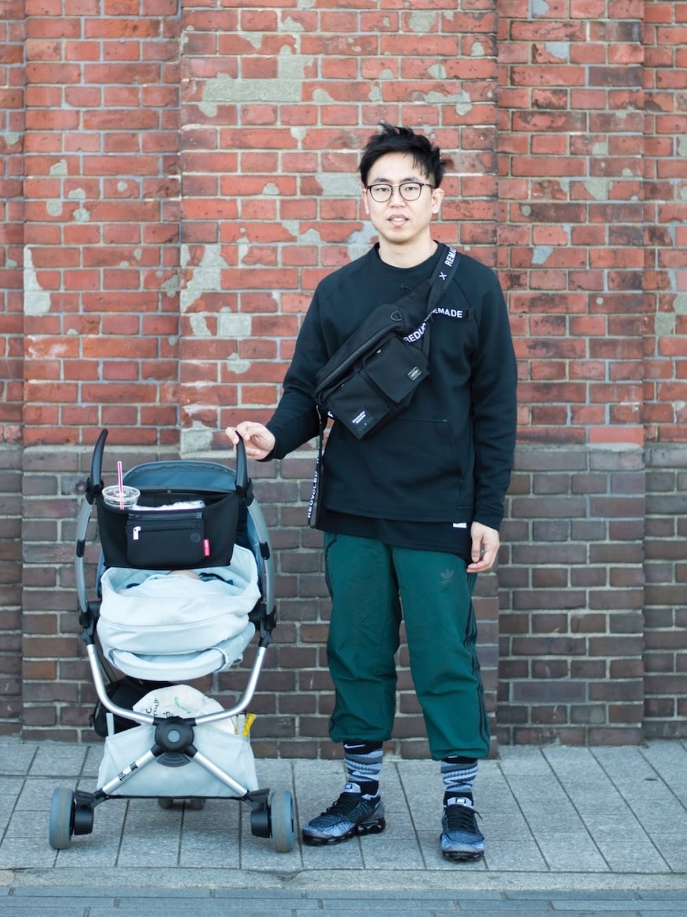 「adidas Originalsのアイテム（その他パンツ、グリーン系）」を使った、ビクターさん（メンズ・175cm）の秋コーディネートの1枚目の写真