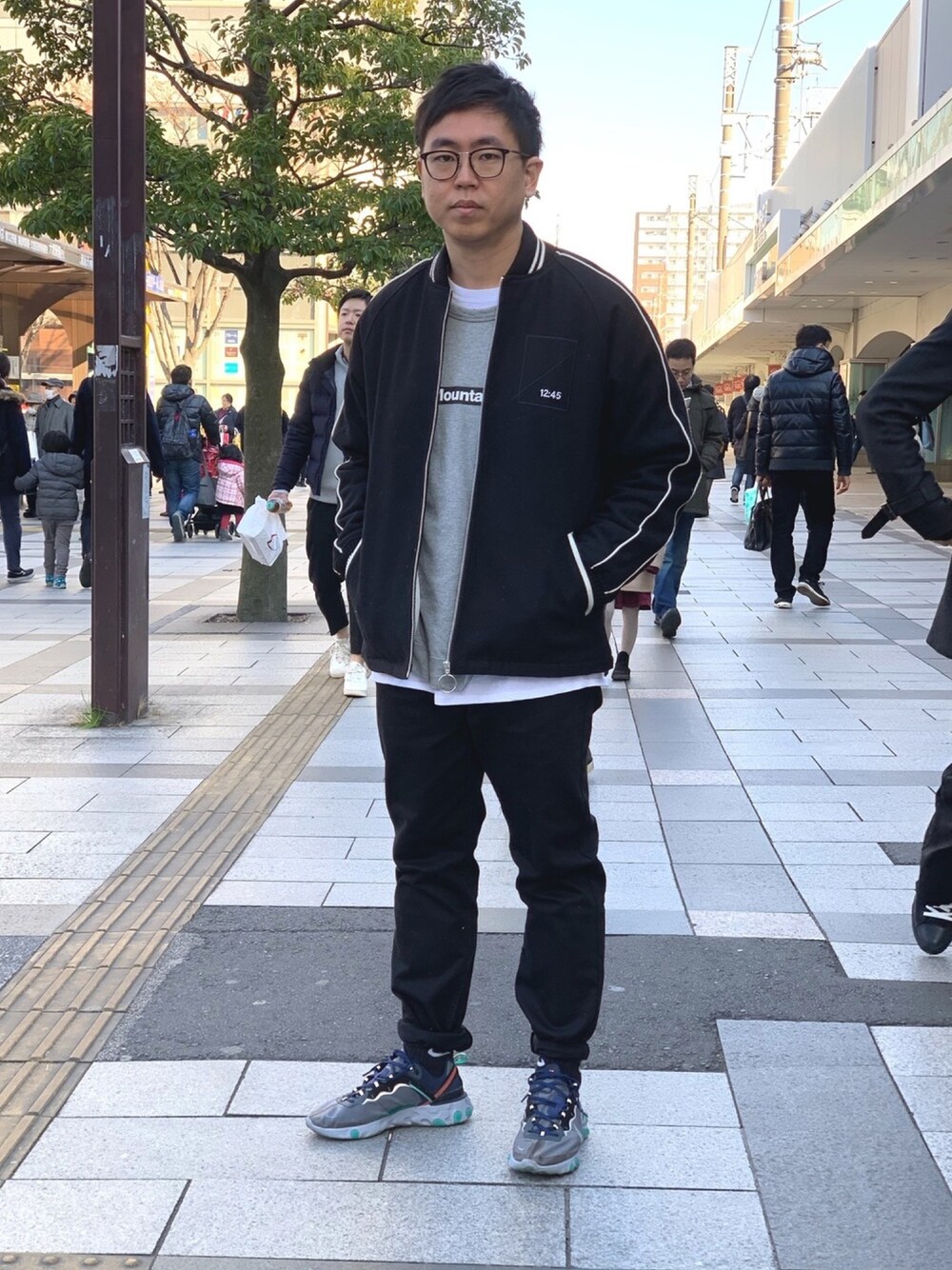 「WHITE MOUNTAINEERINGのDROP SHOULDER LOGO SWEATSHIRT（スウェット、グレー系）」を使った、ビクターさん（メンズ・175cm）の冬コーディネートの1枚目の写真