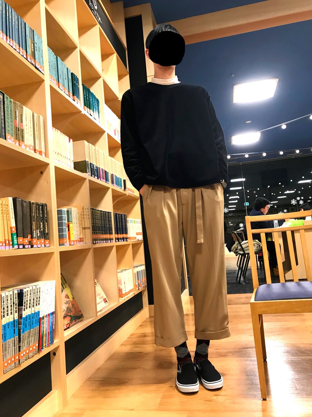 「ワイドパンツで、ベロア、モックネック、シンプル、かわいい、スリッポン、バンズ、室内、半端丈パンツ」｜「JUNREDのベロアクルーネックプルオーバーカットソー（Tシャツ/カットソー、ブラック系）」を使った、こやさん（メンズ・190cm）の冬コーディネートの1枚目の写真