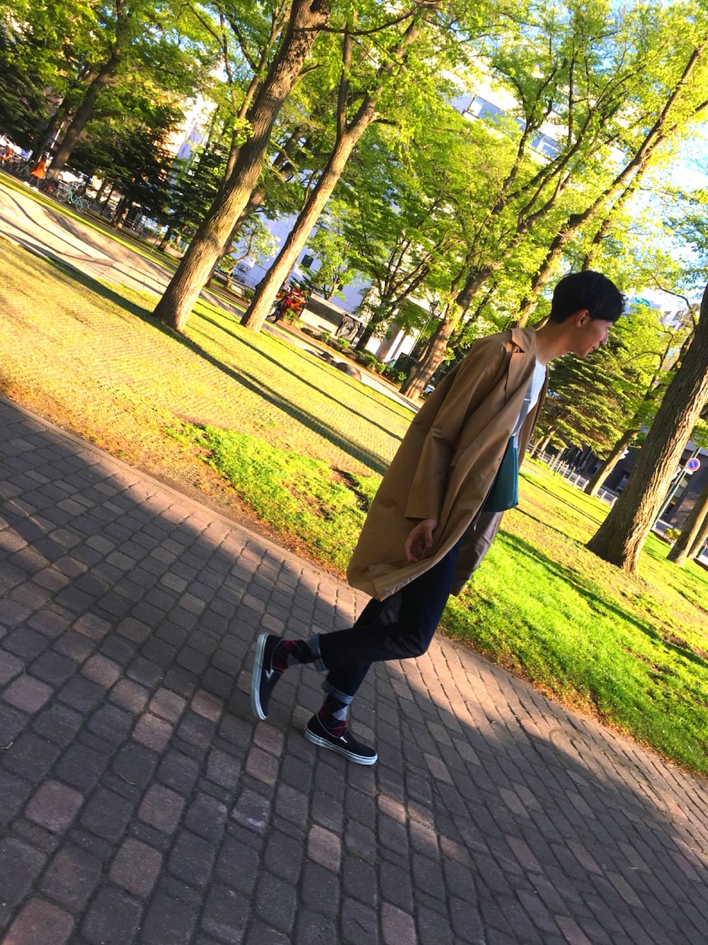 「春コーデ、サコッシュ、トレンチコート、タックイン、シロティシャツ」｜「Levi'sの【Levi's】Made in USA セルビッチ511（デニムパンツ、ブルー系）」を使った、こやさん（メンズ・190cm）の春コーディネートの1枚目の写真