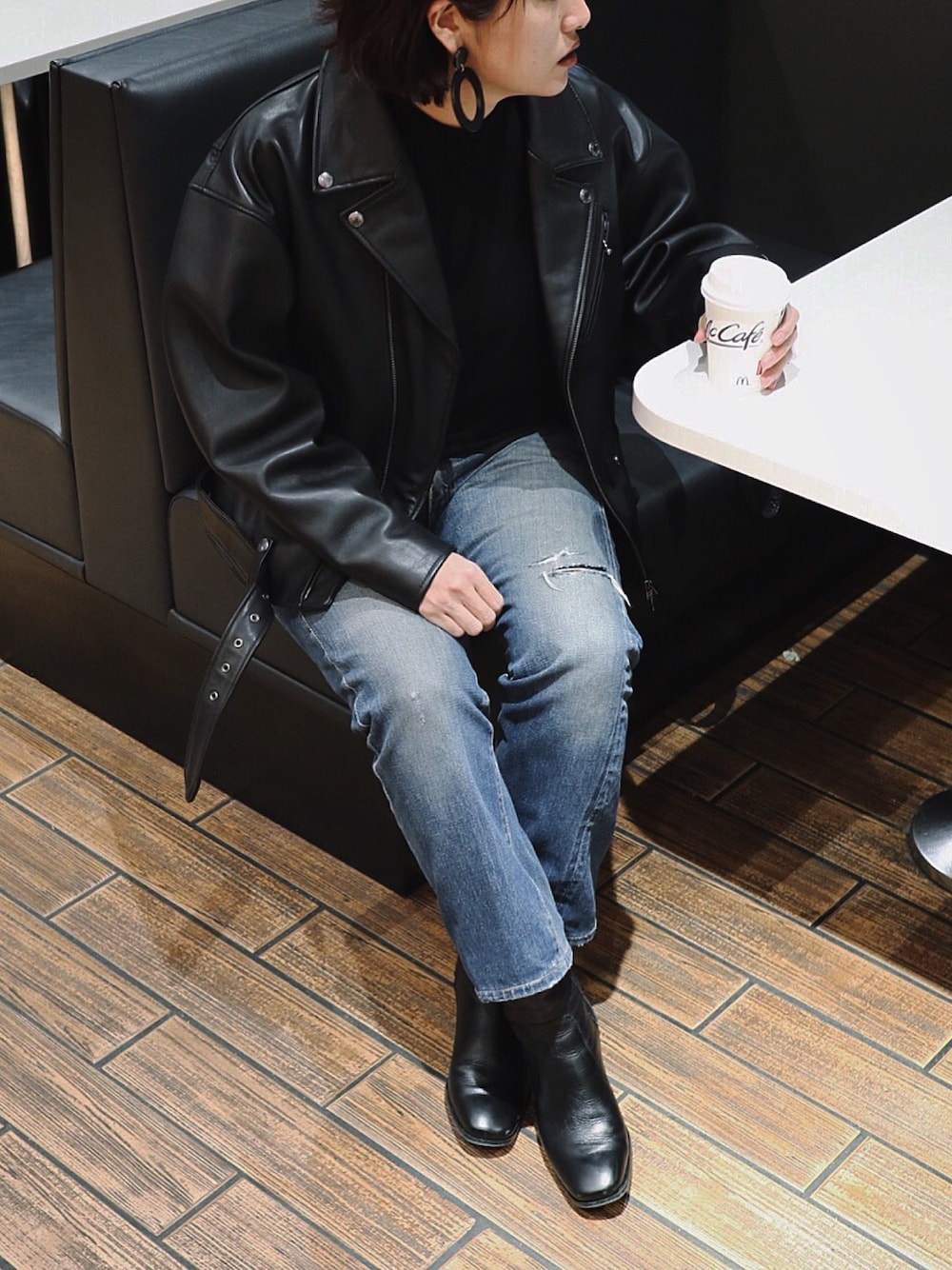 「オトナカジュアル、シンプルコーデ、カジュアル、デニム、ヴィンテージ、vintage、ライダース、ライダースジャケット、レザージャケット、オーバーサイズ」｜「MONKEY TIMEのアイテム（ライダースジャケット、ブラック系）」を使った、Ayaさん（レディース・163cm）の冬コーディネートの1枚目の写真