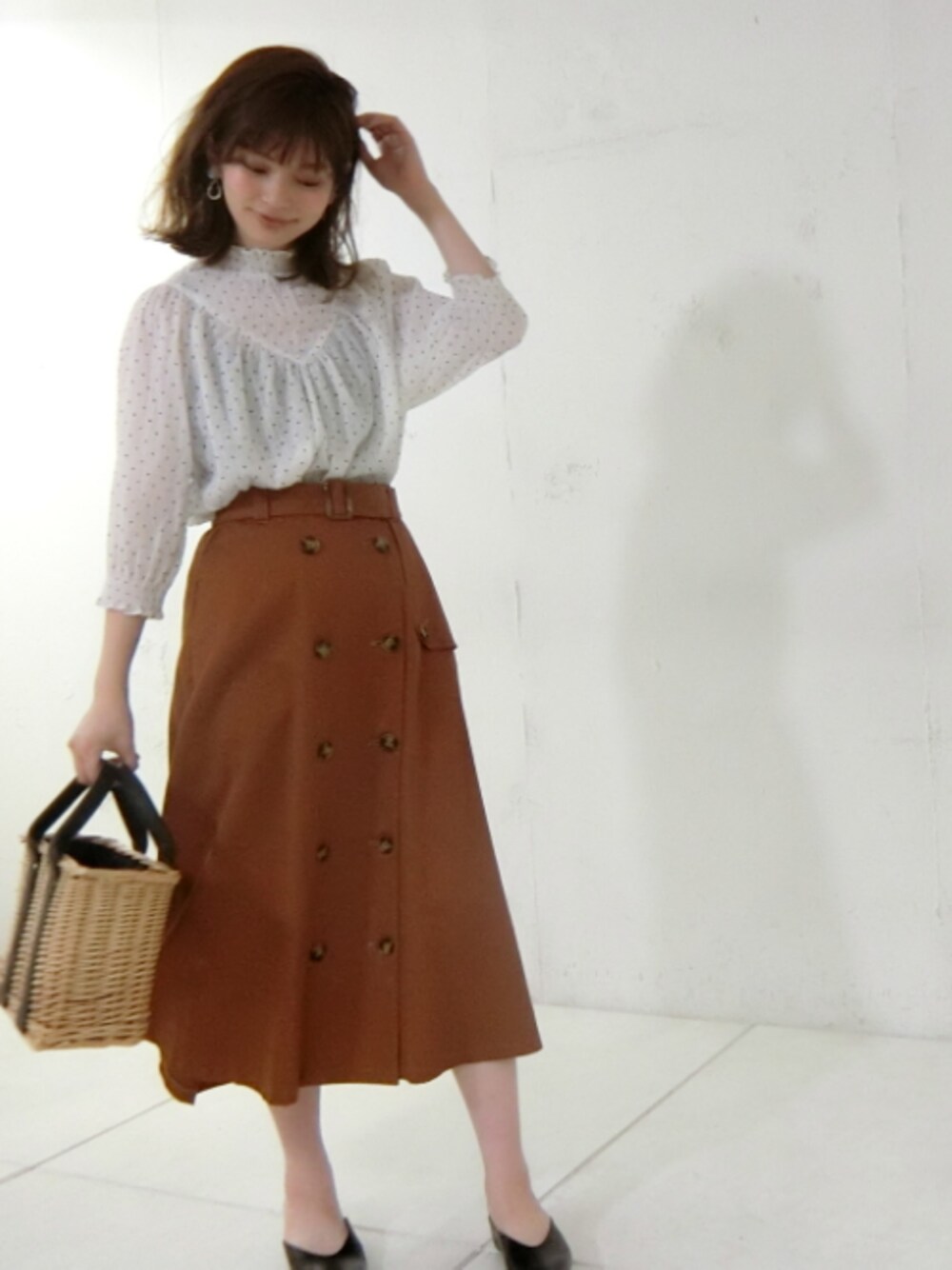 「夏、ブラウス、ドット、カジュアル、スカート、トレンチスカート、レンガ」｜「natural coutureのシャーリングボイルギャザーブラウス（シャツ/ブラウス、ホワイト系）」を使った、おそのさん（レディース・167cm）の夏コーディネートの1枚目の写真