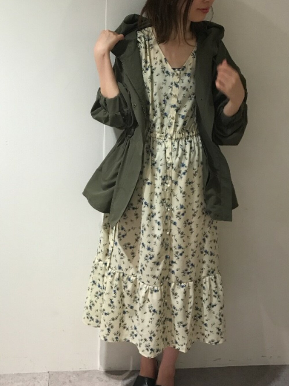 「カーキ、アウター、花柄、ハナガラワンピース、プチプラ、秋のコーデ、オトナカジュアル、オトナガーリー、ティアードスカート、ティアードワンピース」｜「natural coutureのフレア袖ガウンワンピース（ワンピース、ホワイト系）」を使った、おそのさん（レディース・167cm）の夏コーディネートの1枚目の写真