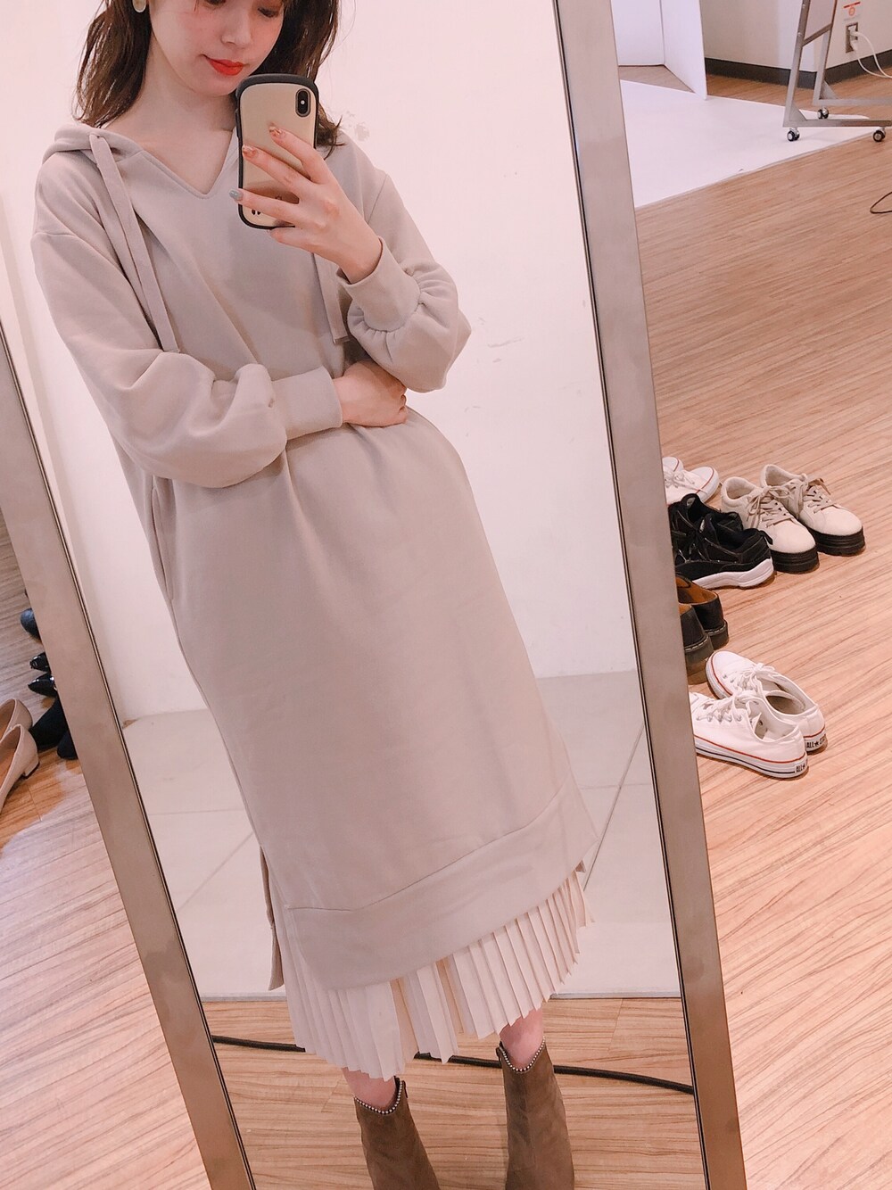 「重ね着、ベージュ、パーカー、プリーツスカート、プリーツ、デートスタイル（WOMEN）、パーカーワンピース、フードパーカー、キーネック、キーネックワンピース」｜「natural coutureの裏起毛キーネックパーカーワンピース（ワンピース、ベージュ系）」を使った、おそのさん（レディース・167cm）の冬コーディネートの1枚目の写真