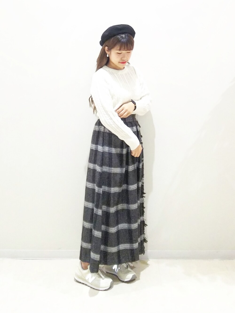 「Green Parks、グリーンパークス、earth music&ecology、アースミュージック＆エコロジー、ニット、ケーブルニット、チェックスカート、スニーカー、New Balance、ベレー帽」｜「earth music&ecologyのアイテム（スニーカー、ホワイト系）」を使った、momiさん（レディース・154cm）の秋コーディネートの1枚目の写真