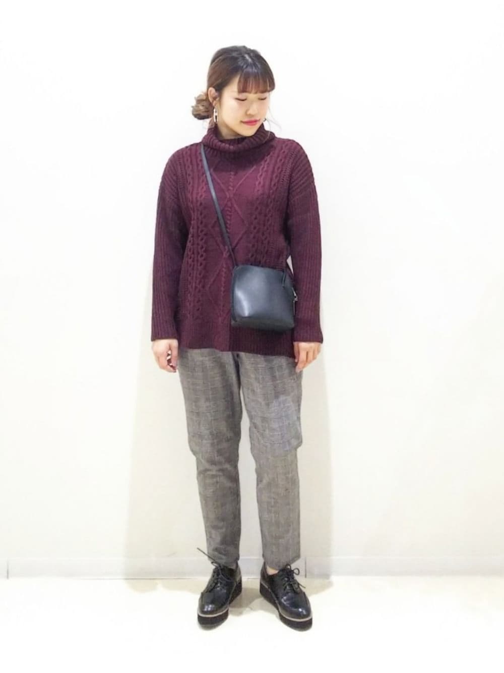 「Green Parks、グリーンパークス、ニット、タートルニット、テーパードパンツ、グレンチェック、ショルダーバッグ、earth music&ecology、アースミュージック＆エコロジー、メンズライク」｜「Green　Parksの・タックテーパードパンツ（その他パンツ、その他）」を使った、momiさん（レディース・154cm）の秋コーディネートの1枚目の写真