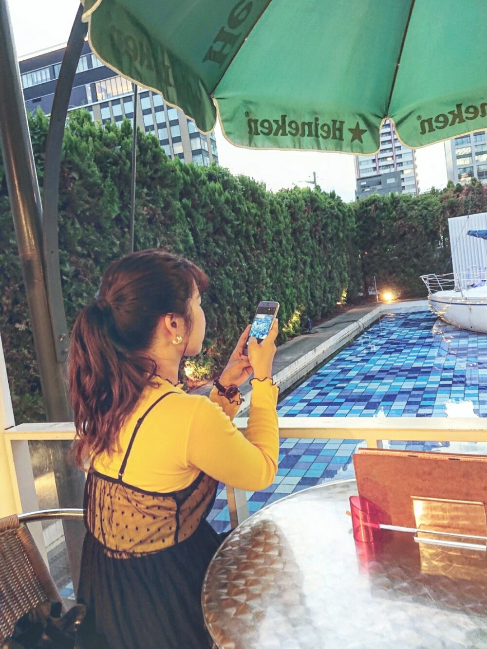 ブラック系のワンピース/ドレス、イエロー系のTシャツ/カットソーを着用したレディースの秋コーディネートの1枚目の写真