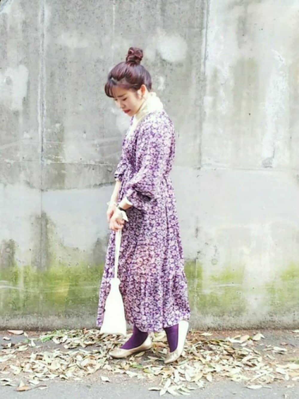 「w closet、Green Parks、AMERICAN HOLIC、ワンピース、花柄、花柄ワンピース、タートルネック、バレエシューズ、パープル、紫」｜「w closetのエスニック花柄カシュクールワンピース（ワンピース/ドレス、パープル系）」を使った、momiさん（レディース・154cm）の春コーディネートの1枚目の写真