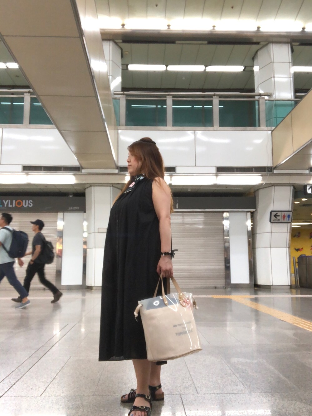 「シンプル、大人カジュアル、ブラックコーデ」｜「BIRKENSTOCKのアイテム（サンダル、ブラック系）」を使った、あっこちんさん（レディース・152cm）の夏コーディネートの1枚目の写真