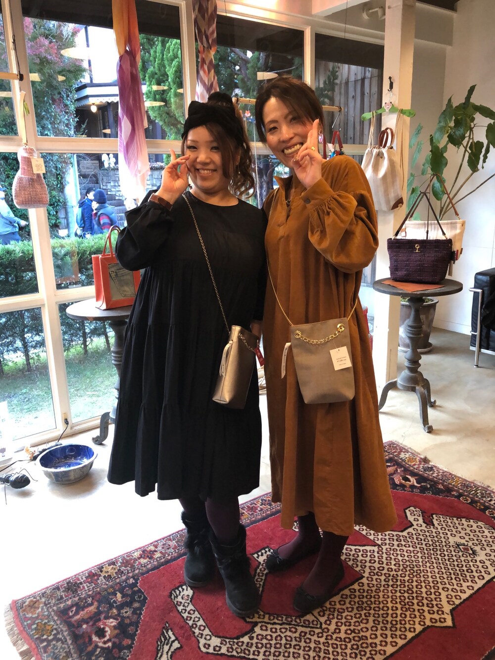 「大人カジュアル、シンプルコーデ、ラクチンコーデ、ランチ」｜「BEAMSのアイテム（ワンピース、ブラック系）」を使った、あっこちんさん（レディース・152cm）の冬コーディネートの1枚目の写真