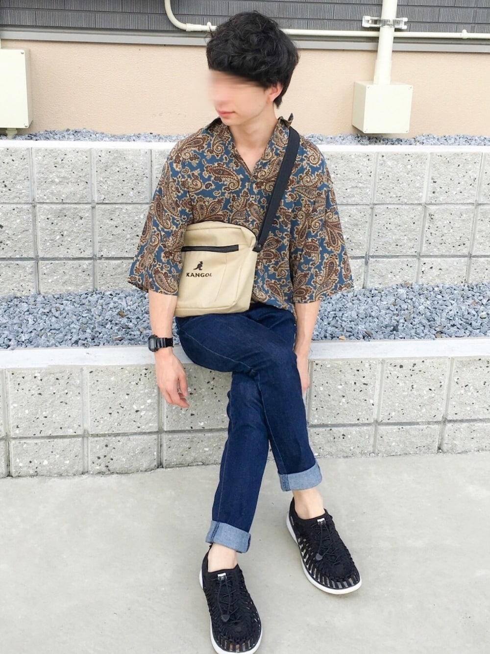 ブルー系のシャツ/ブラウス、ブルー系のパンツ、ベージュ系のショルダーバッグを着用したメンズの秋コーディネートの1枚目の写真