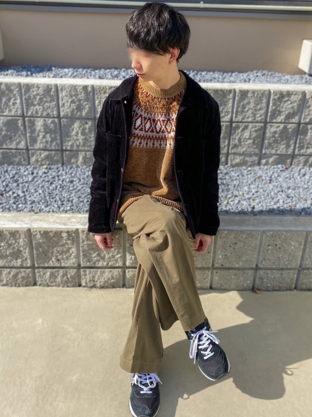 ブラック系のその他アウター、ベージュ系のニット/セーター、グリーン系のその他パンツを着用したメンズの冬コーディネートの1枚目の写真
