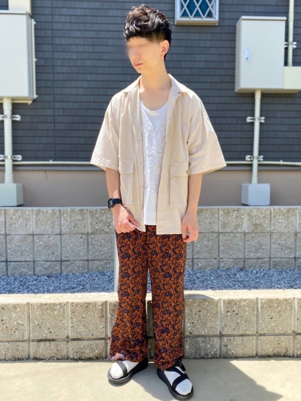 「夏コーデ、柄パンツ、フレアパンツ、サンダルに靴下、サンダル×靴下、スポーツサンダル、ユニセックス、ユニセックスコーデ、男女兼用、低身長コーデ」｜「RAGEBLUEのビッグポケットシャツ/873661（シャツ/ブラウス、ホワイト系）」を使った、yuya3Dressingさん（メンズ・165cm）の夏コーディネートの1枚目の写真