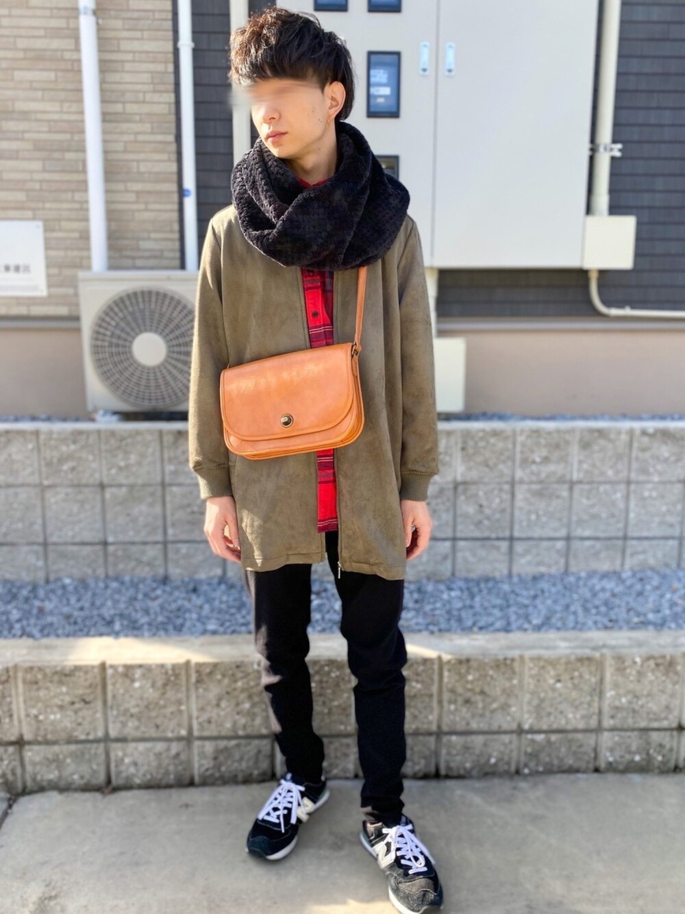ベージュ系のショルダーバッグ、レッド系のシャツ/ブラウス、ブラック系のスニーカーを着用したメンズの冬コーディネートの1枚目の写真
