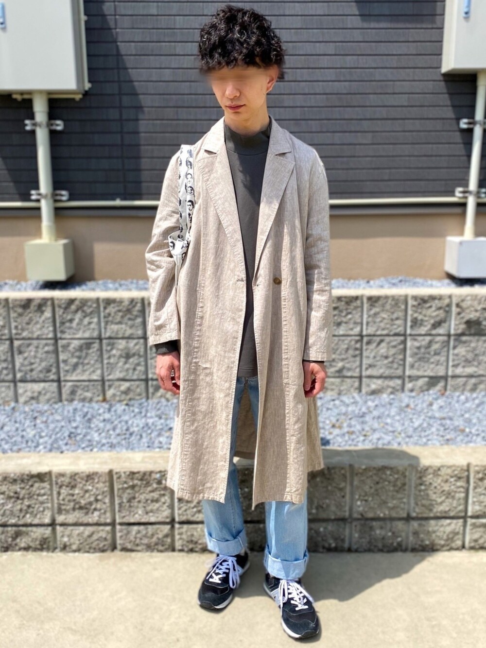 ベージュ系のジャケット/アウター、グリーン系のトップス、その他のトートバッグを着用したメンズの春コーディネートの1枚目の写真