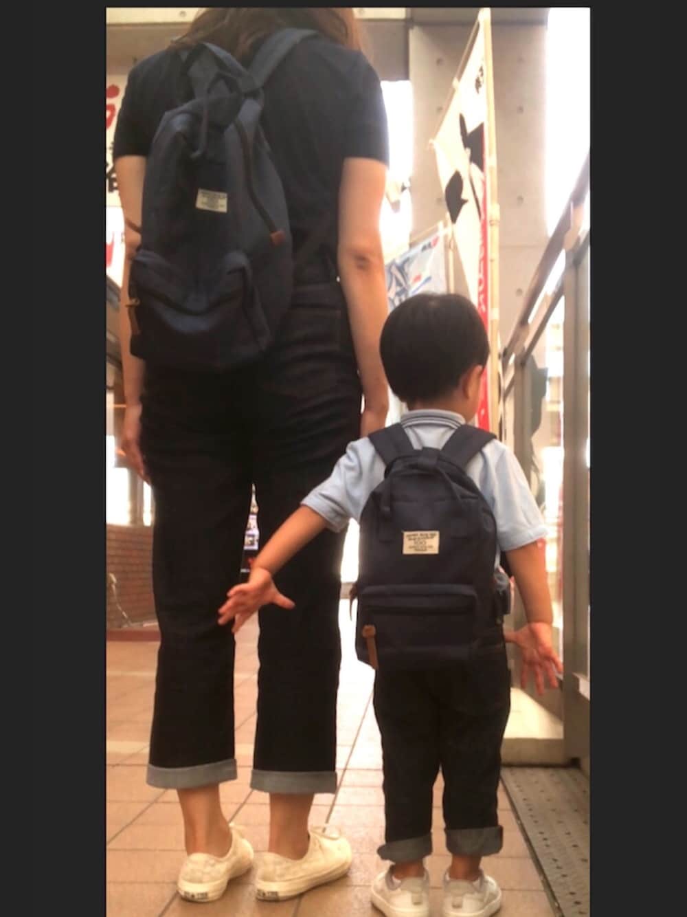 「ハイウエストパンツ、ポロシャツ、リュック、リンクコーデ、おやこーで、親子コーデ、シャツイン、ワイドパンツ、ユニクロ、コムサイズム」｜「COMME CA ISMのポロシャツ(キッズサイズ)（ポロシャツ、ブルー系）」を使った、HARUpyさん（レディース・167cm）の夏コーディネートの1枚目の写真