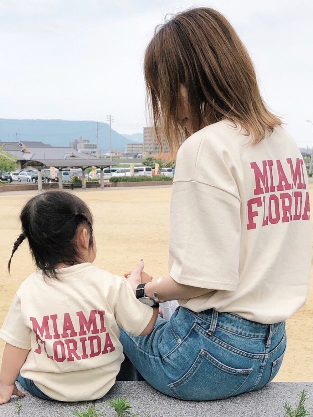 「休日スタイル、キッズコーデ、夏だ！Tシャツ着よう！、カジュアルコーデ、リンクコーデ、女の子コーデ、親子コーデ、デニム、バックロゴ、バックスタイル」｜「Auntie Rosa Holidayの【Holiday】マイアミバックプリントTEE（Tシャツ/カットソー、ベージュ系）」を使った、___n.c.m_さん（キッズ・80cm）の夏コーディネートの1枚目の写真