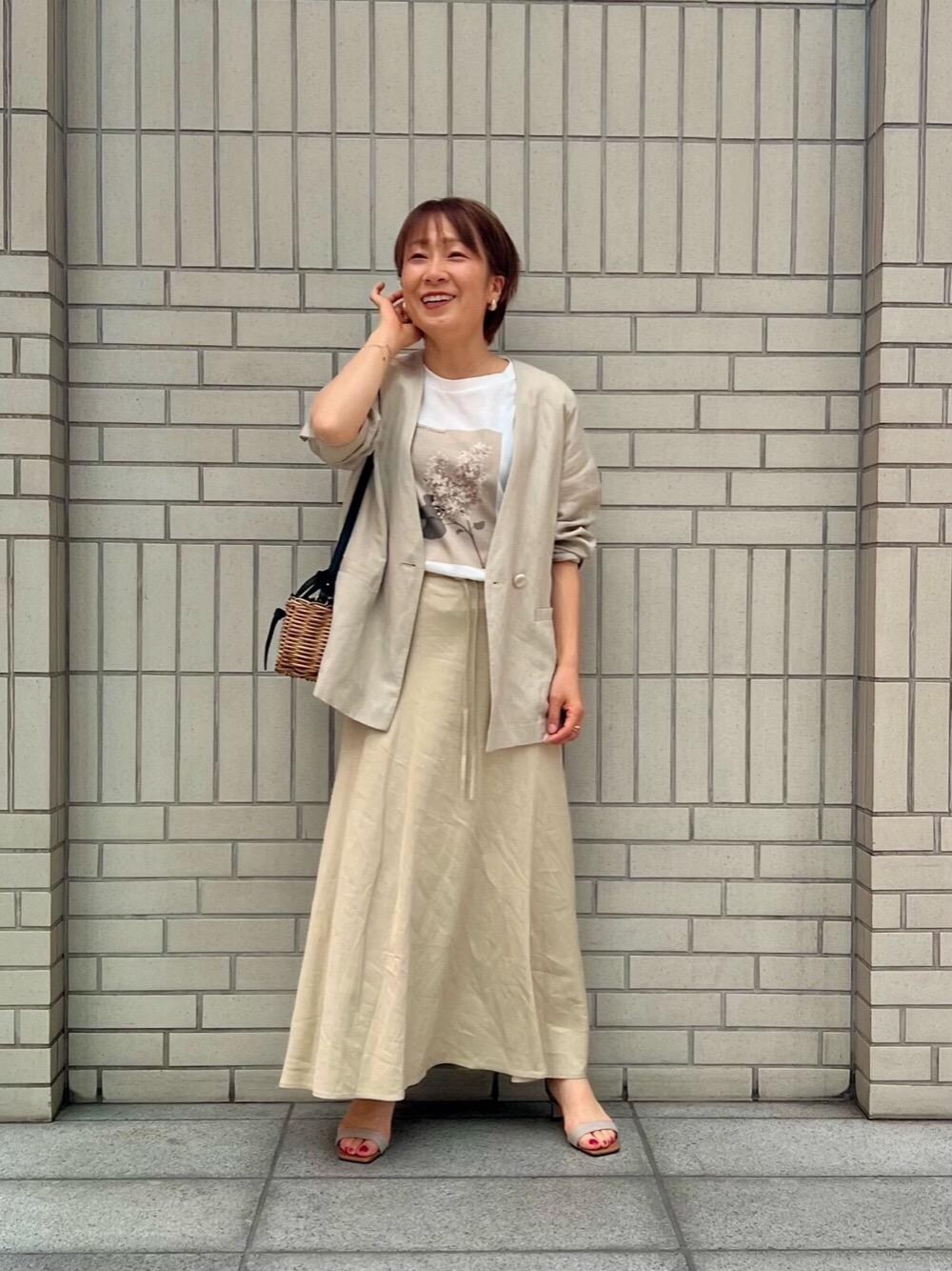 ベージュ系のスカート、ベージュ系のノーカラージャケット、その他のTシャツ/カットソーを着用したレディースの春コーディネートの1枚目の写真