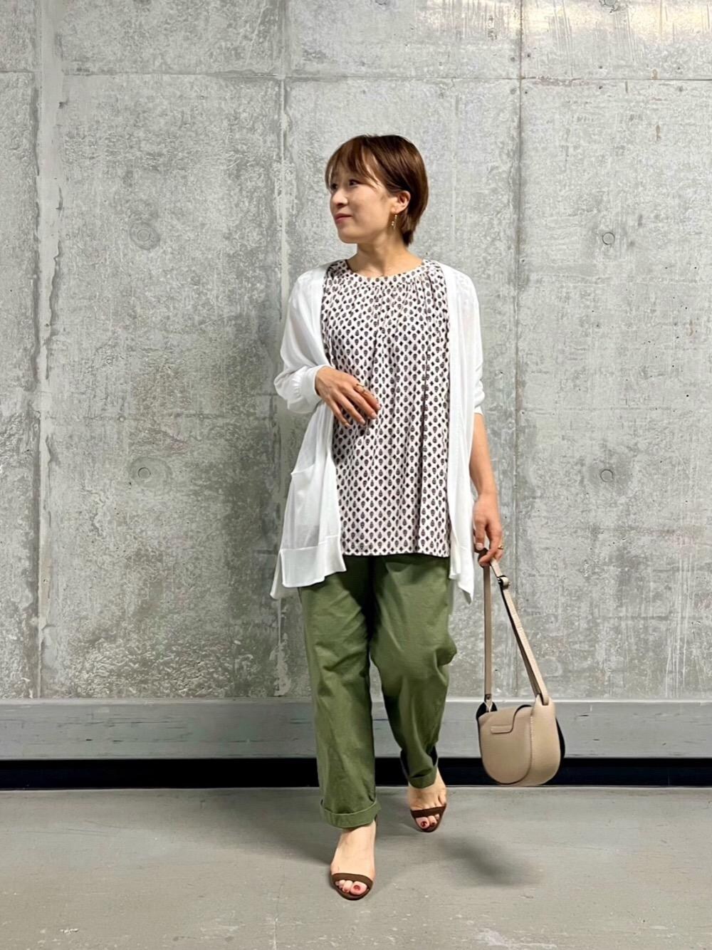 グリーン系のその他パンツ、ホワイト系のシャツ/ブラウス、ホワイト系のカーディガン/ボレロを着用したレディースの夏コーディネートの1枚目の写真