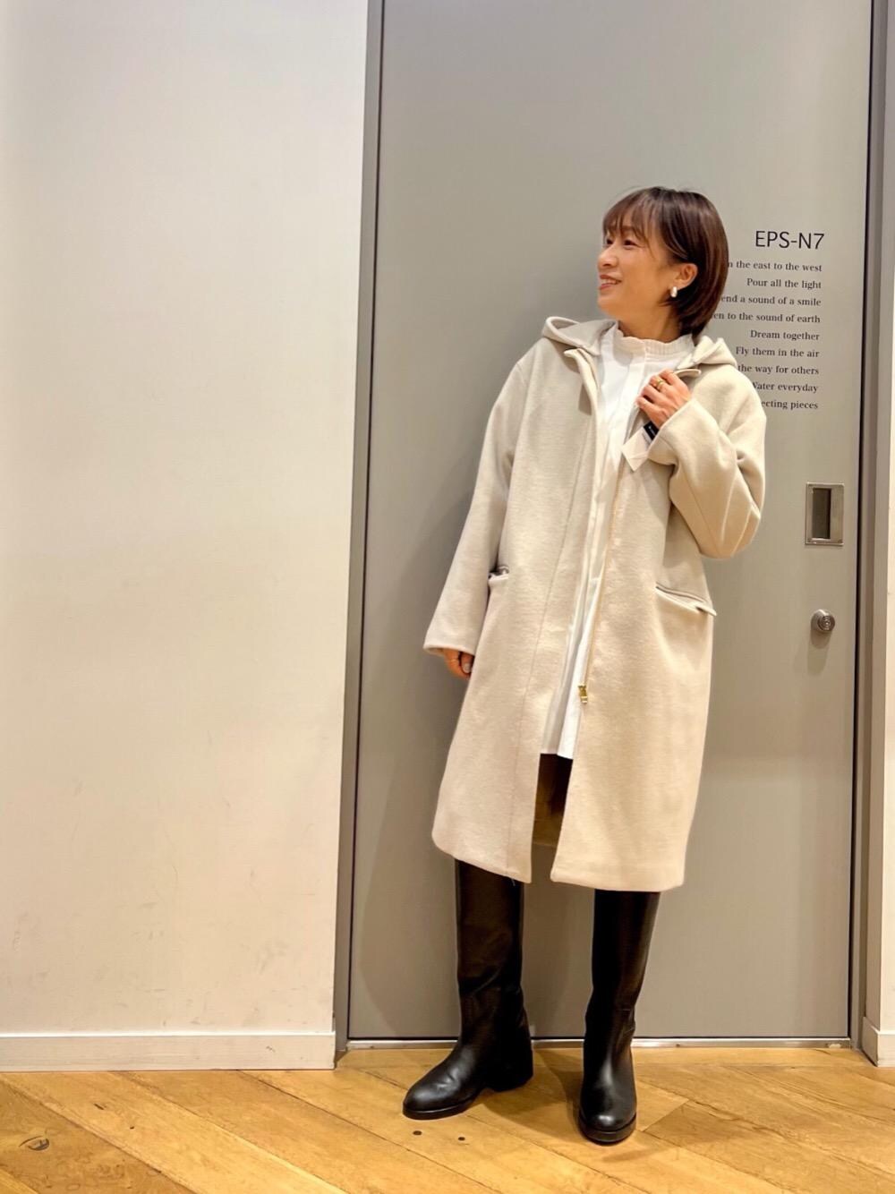 ベージュ系のその他パンツ、ホワイト系のシャツ/ブラウス、ホワイト系のノーカラーコートを着用したレディースの冬コーディネートの1枚目の写真