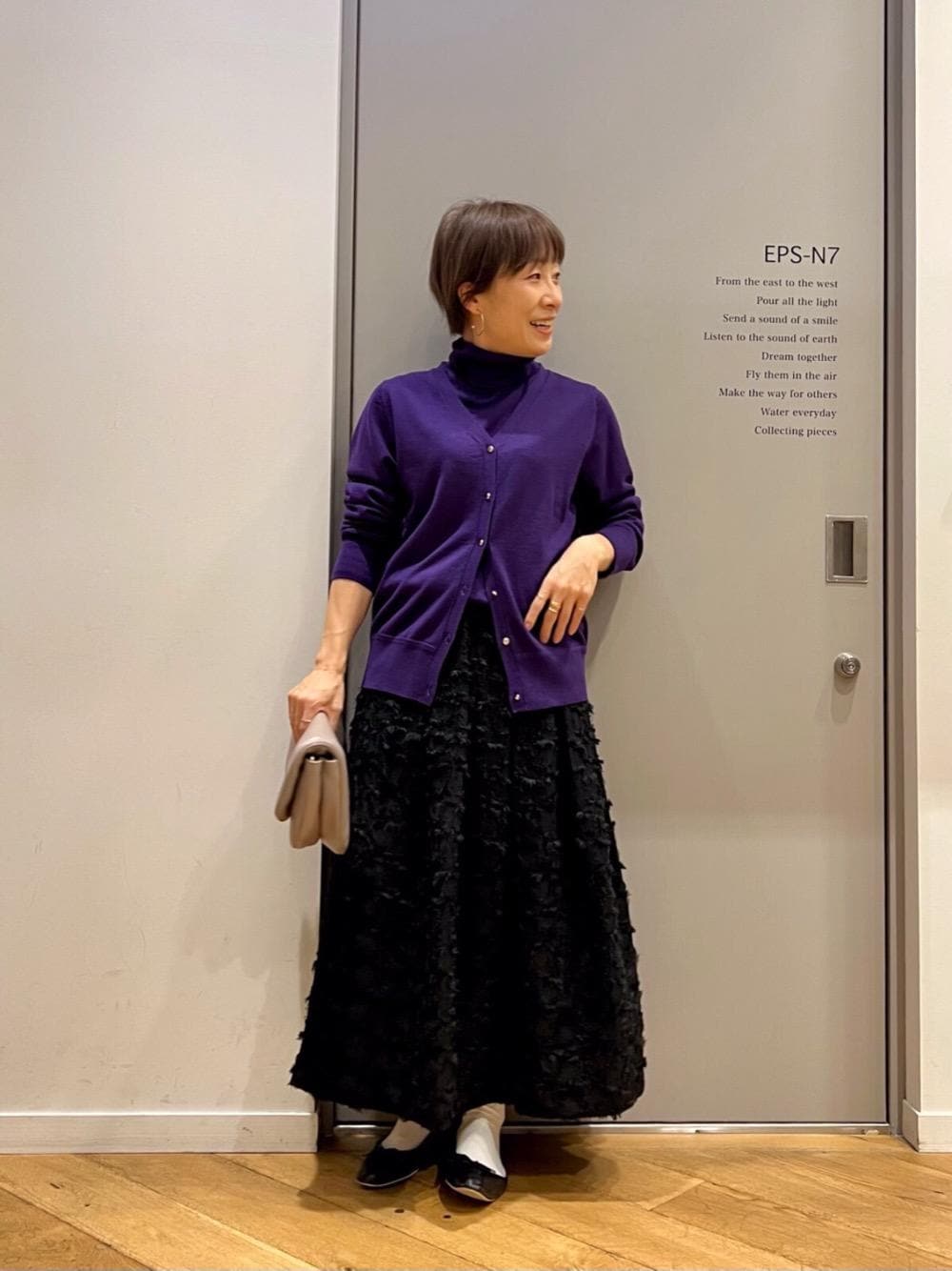 「カーディガン、スカート、休日、晴れ、お呼ばれ、le.coeur blanc、涼しい、アミュプラザ博多、ルクールブラン、ニット 」｜「le.coeur blancのウォッシャブルウールベーシックハイネックニット（ニット/セーター、パープル系）」を使った、meさん（レディース・152cm）の冬コーディネートの1枚目の写真