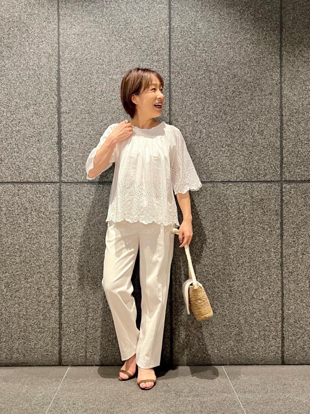 「ブラウス、休日、晴れ、お呼ばれ、le.coeur blanc、暑い、お仕事、ルクールブラン、天神地下街店、ぱんつ」｜「le.coeur blancのジュートフラップショルダー（ショルダーバッグ、ホワイト系）」を使った、meさん（レディース・152cm）の春コーディネートの1枚目の写真