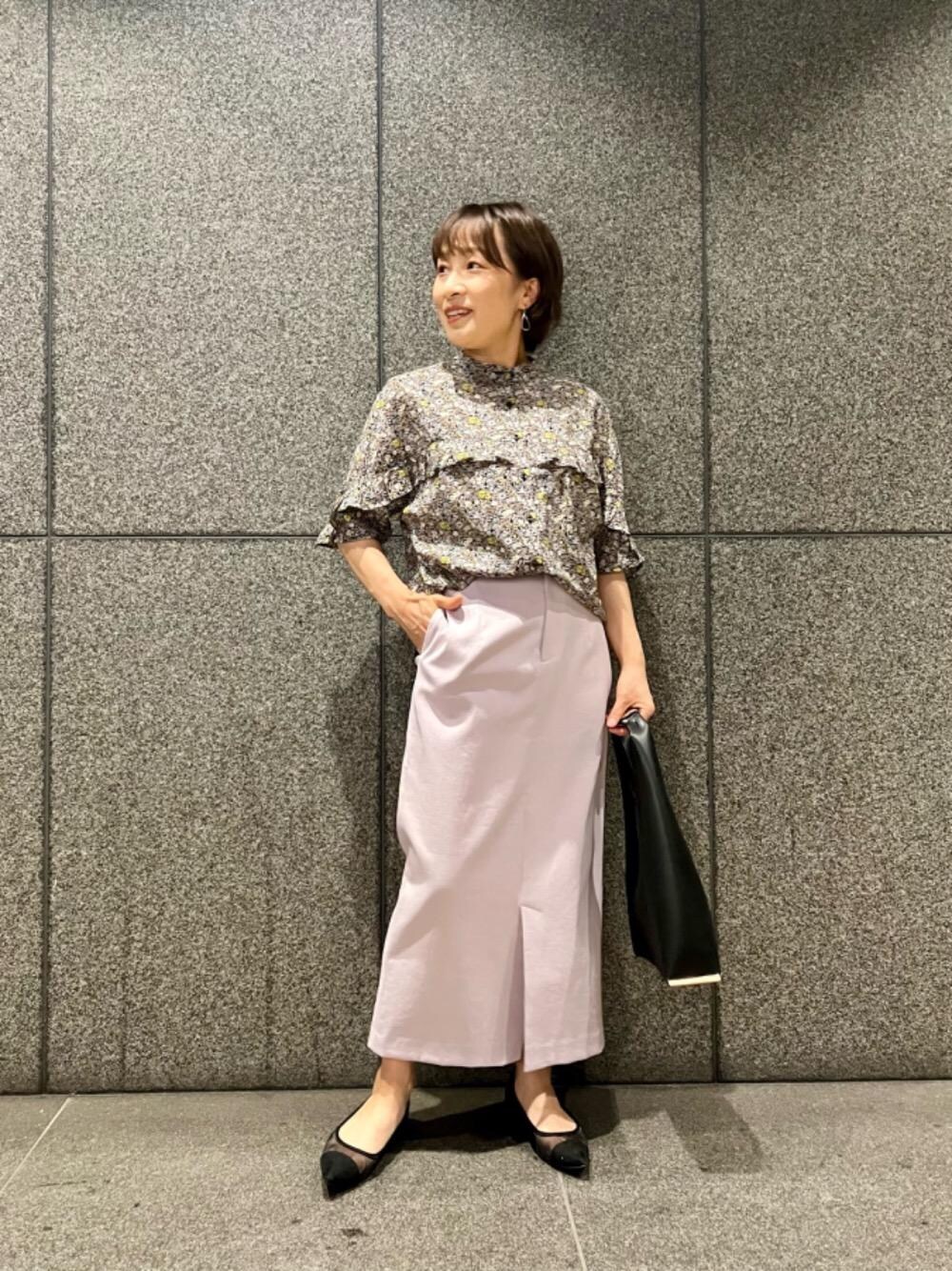 「ブラウス、花柄、休日、晴れ、女子会、le.coeur blanc、ルクールブラン、天神地下街店、スカート 、🥵暑い」｜「le.coeur blancのトライアングルトートバッグ（トートバッグ、ブラック系）」を使った、meさん（レディース・152cm）の夏コーディネートの1枚目の写真