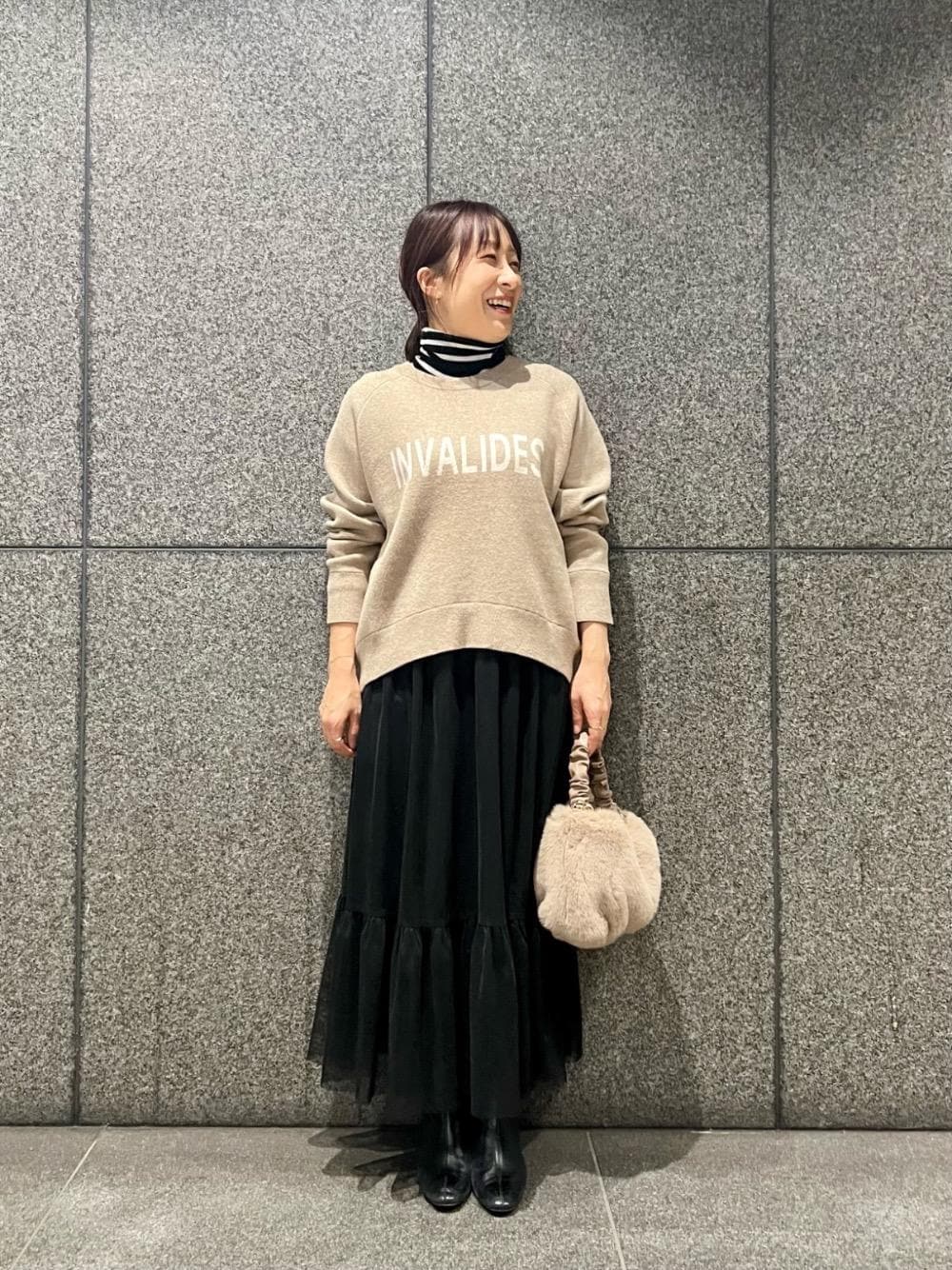 ブラック系のニット/セーター、ベージュ系のトートバッグ、ベージュ系のニット/セーターを着用したレディースの冬コーディネートの1枚目の写真