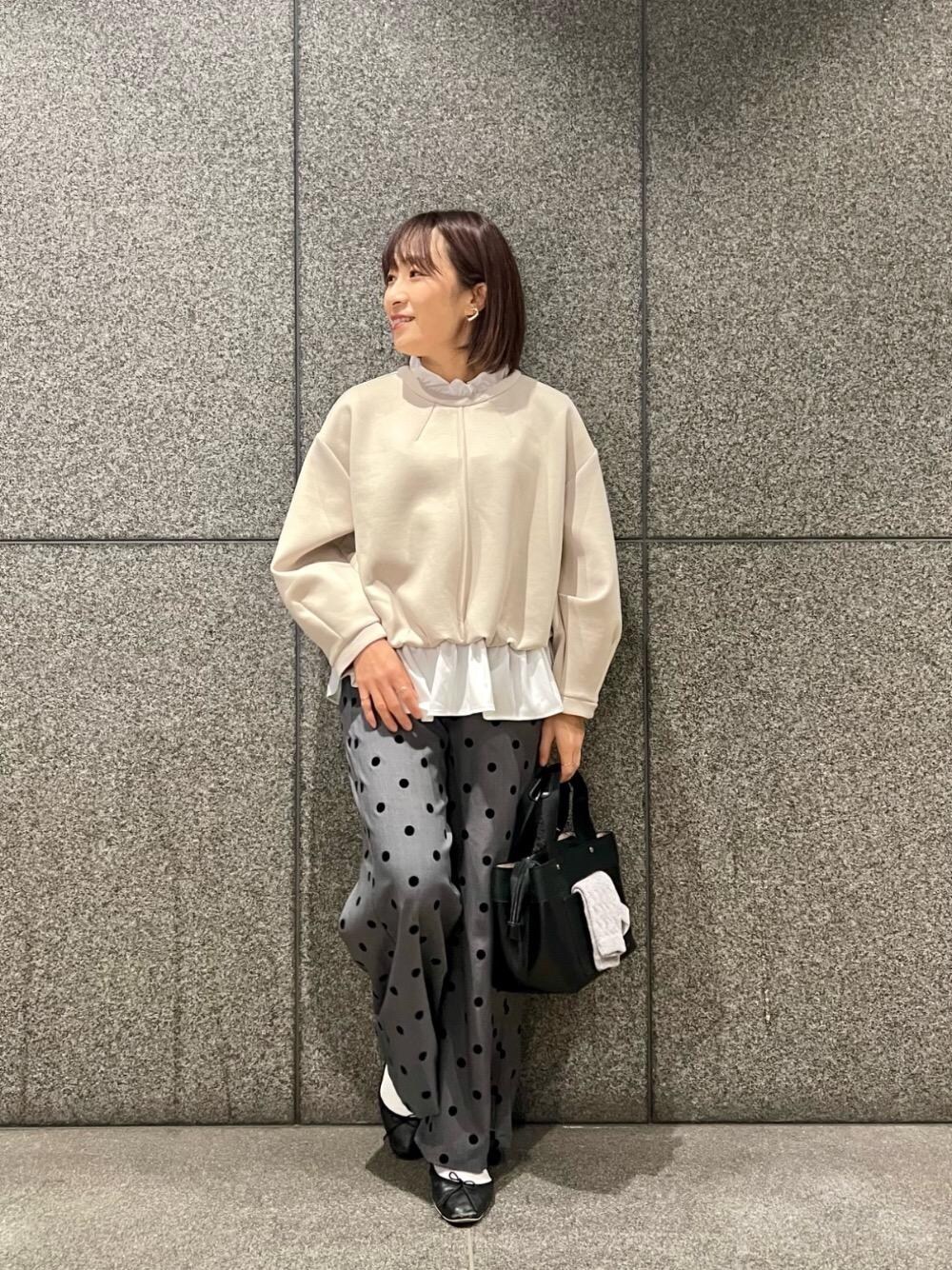 ブラック系のトートバッグ、グレー系のその他パンツ、グレー系の手袋を着用したレディースの冬コーディネートの1枚目の写真