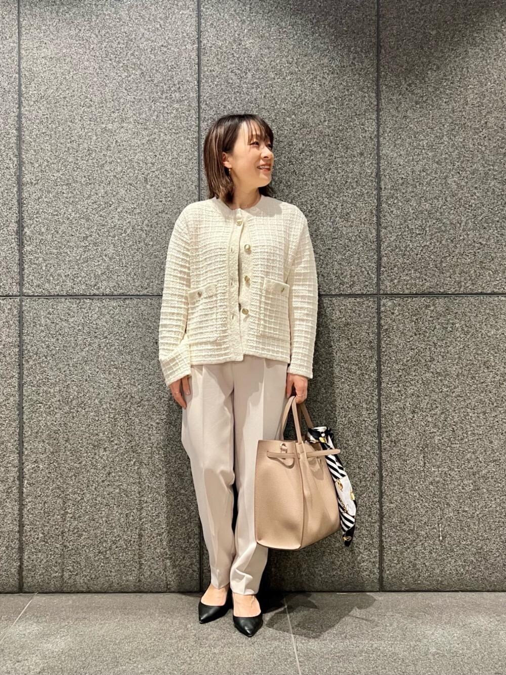 ホワイト系のニット/セーター、ホワイト系のトートバッグを着用したレディースの冬コーディネートの1枚目の写真