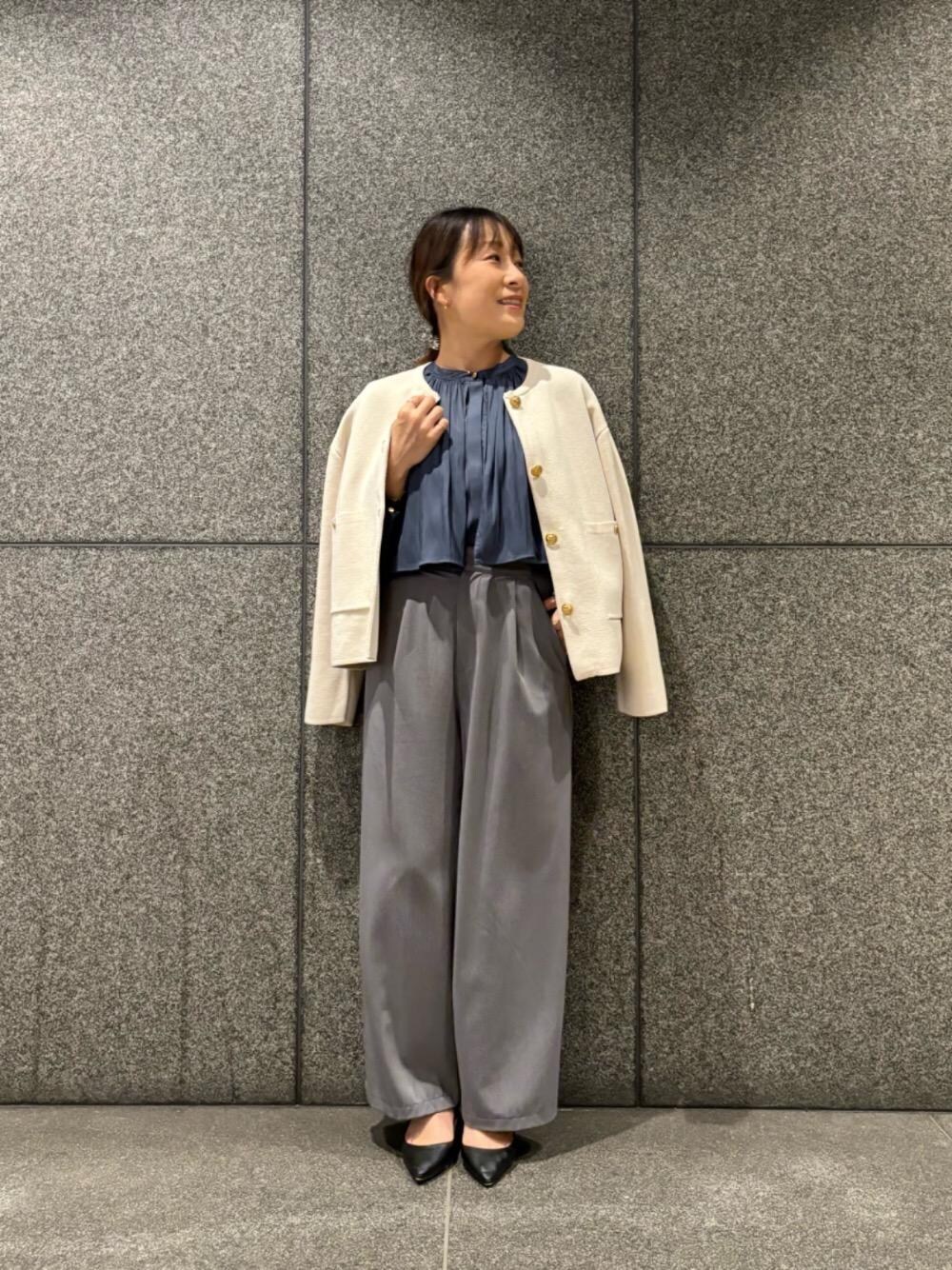 ホワイト系のその他アウター、グレー系のその他パンツ、ブルー系のシャツ/ブラウスを着用したレディースの冬コーディネートの1枚目の写真