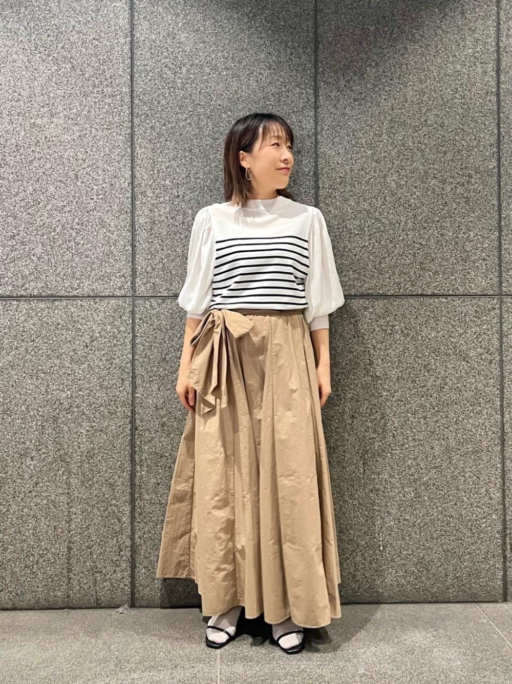 ホワイト系のニット/セーターを着用したレディースの冬コーディネートの1枚目の写真