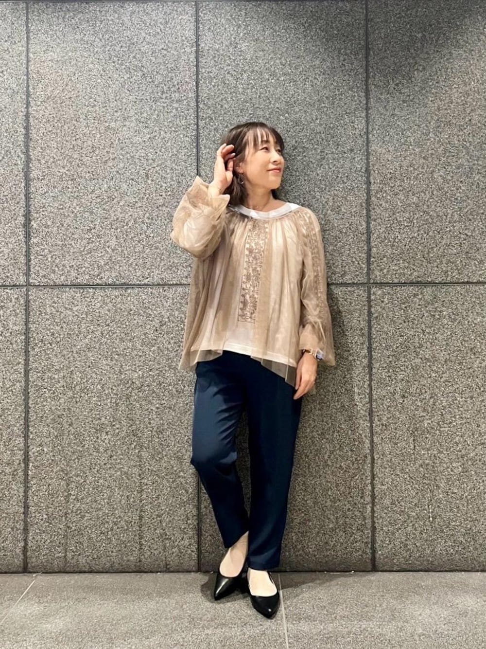 ホワイト系のTシャツ/カットソー、ブルー系のその他パンツ、ブラウン系のシャツ/ブラウスを着用したレディースの春コーディネートの1枚目の写真