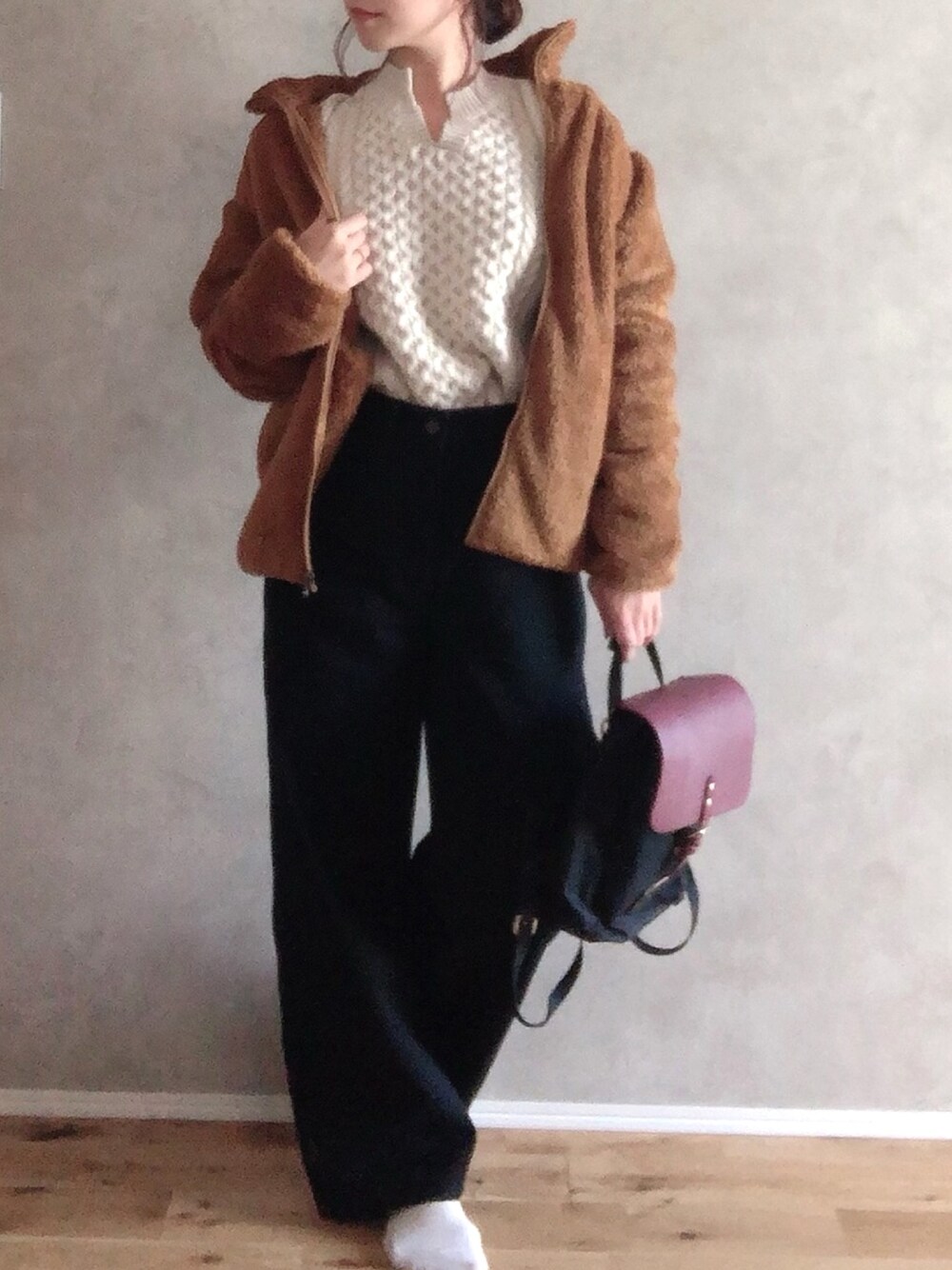 ブラック系のデニムパンツ、ブラウン系のその他アウター、ホワイト系のニット/セーターを着用したレディースの秋コーディネートの1枚目の写真