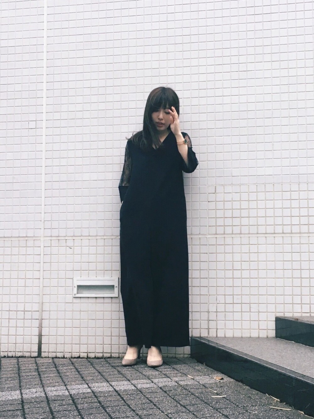 「シンプル、オケージョン、結婚式、レース、ロンパース、パーティースタイル、春コーデ、ブラックコーデ、Vネック、パンプス」｜「ADAM ET ROPE'のレーススリーブロンパース（つなぎ/オールインワン、ブラック系）」を使った、STAFFさん（レディース・159cm）の春コーディネートの1枚目の写真