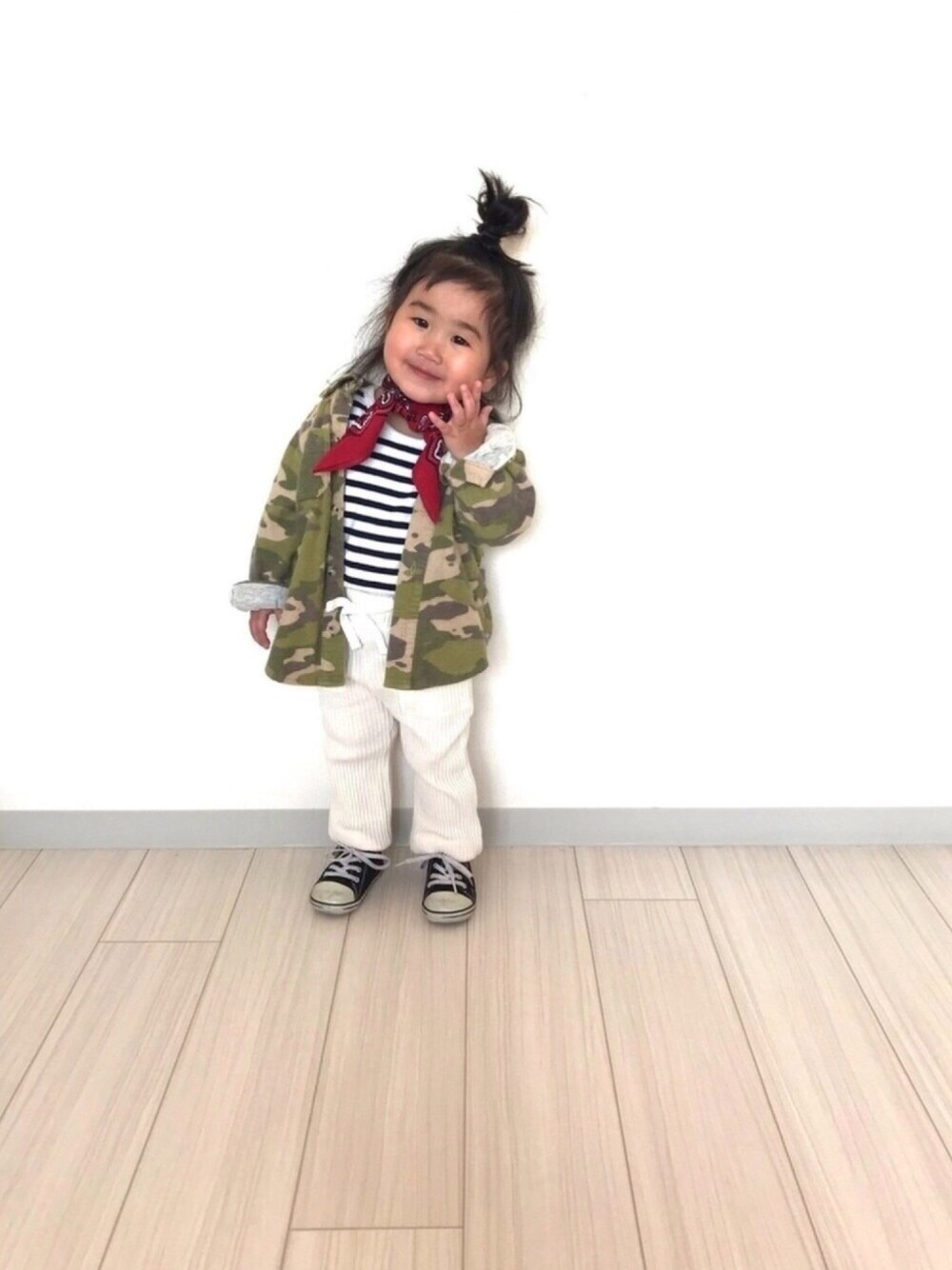 ホワイト系のその他パンツ、その他のその他を着用したキッズの春コーディネートの1枚目の写真